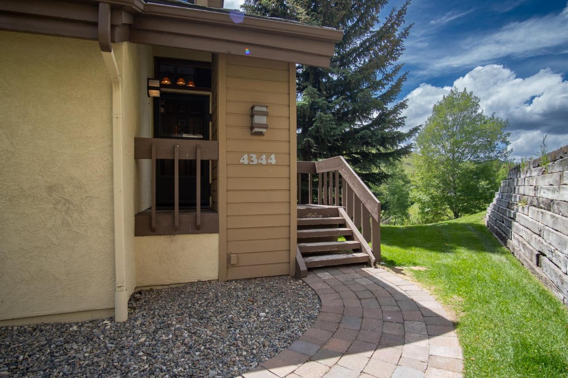 Panoramic Views! Designer`s Condo on Golf Course w/Resort Amenities