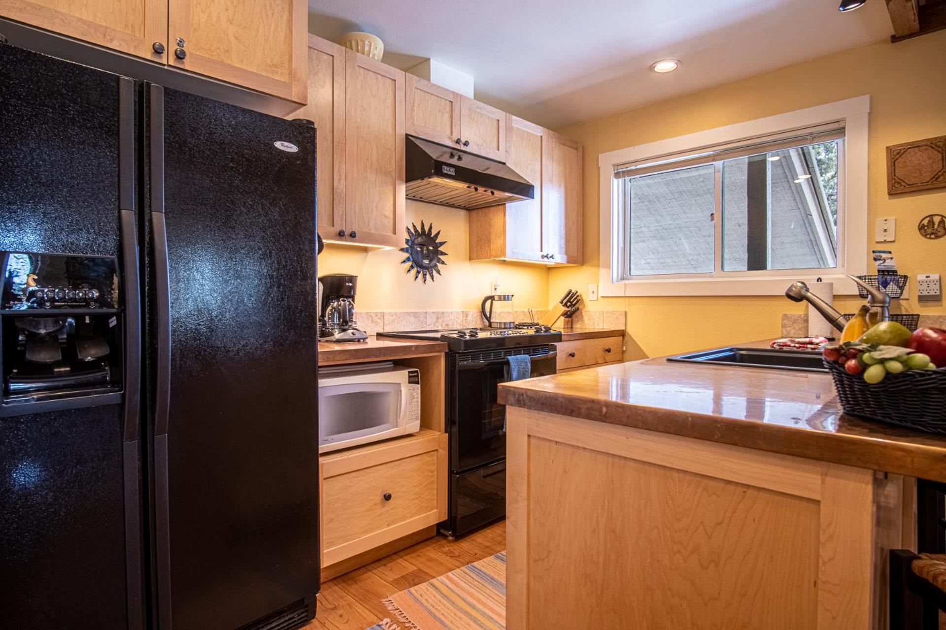 Bluff Condo + Free guest passes to Elkhorn Resort amenities included!