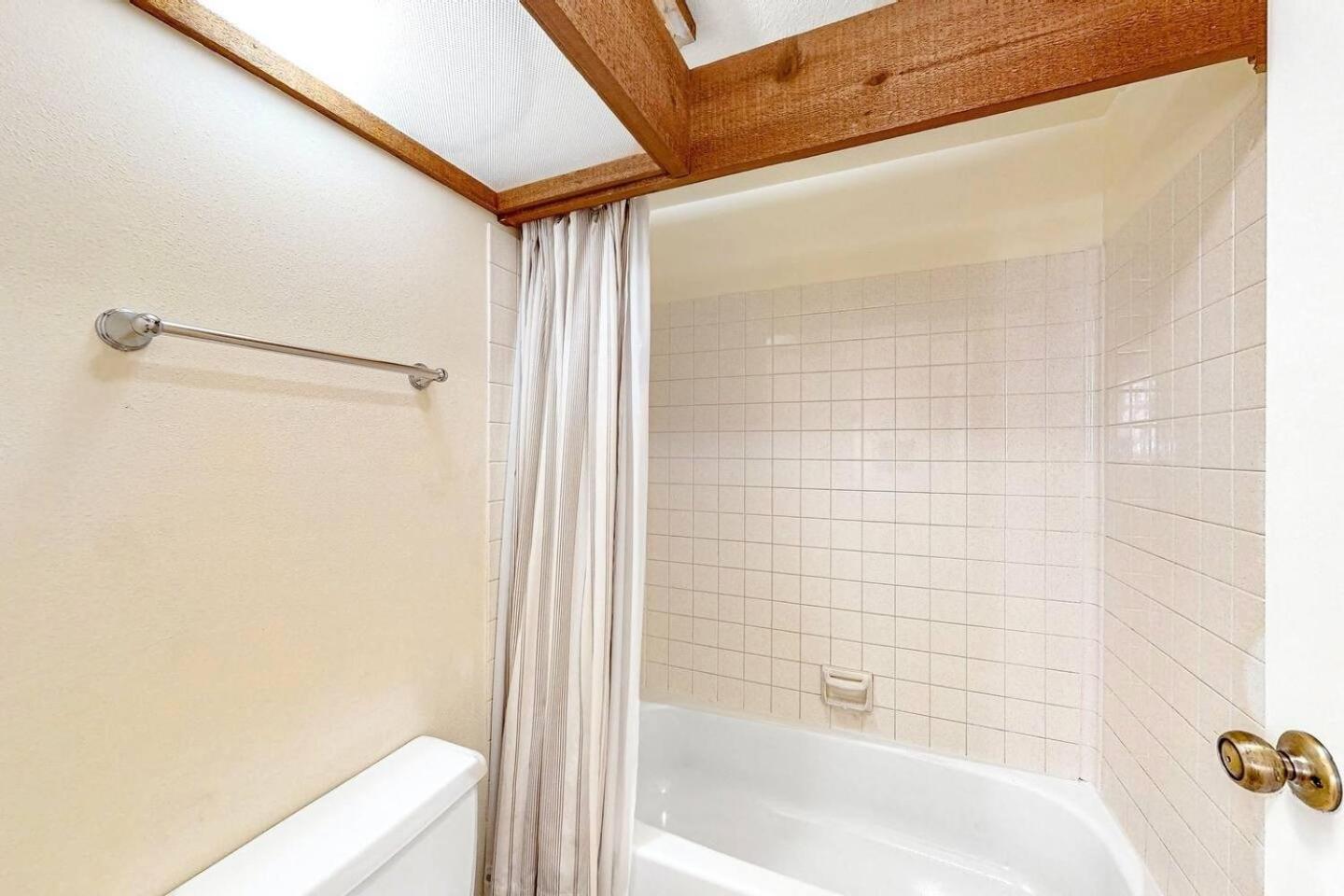 Bluff Condo + Free guest passes to Elkhorn Resort amenities included!