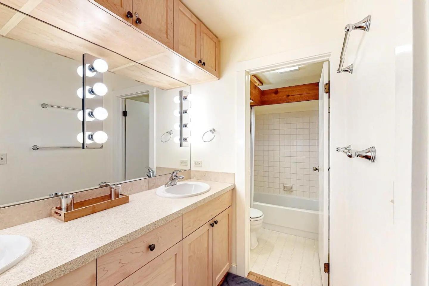 Bluff Condo + Free guest passes to Elkhorn Resort amenities included!