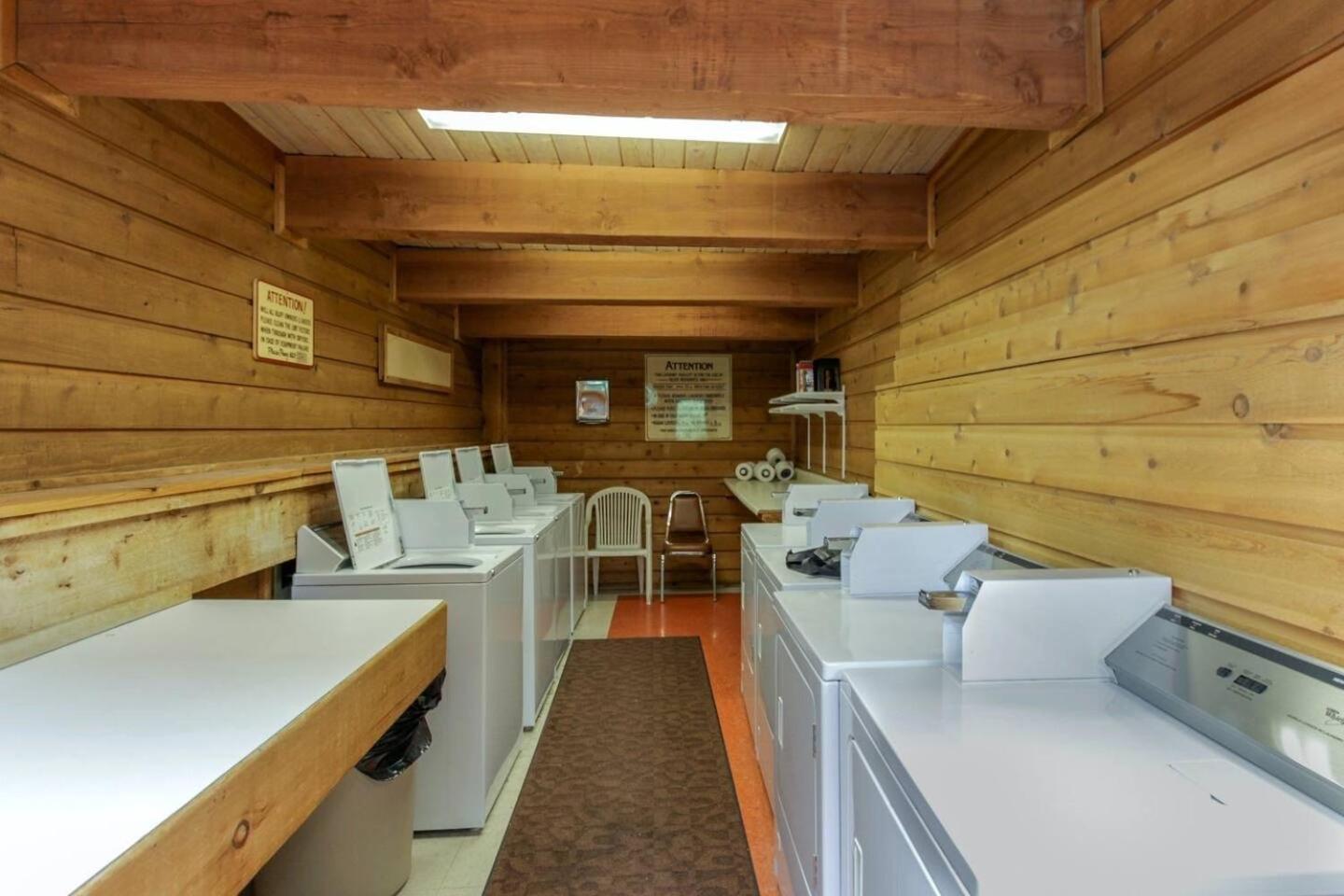 Bluff Condo + Free guest passes to Elkhorn Resort amenities included!
