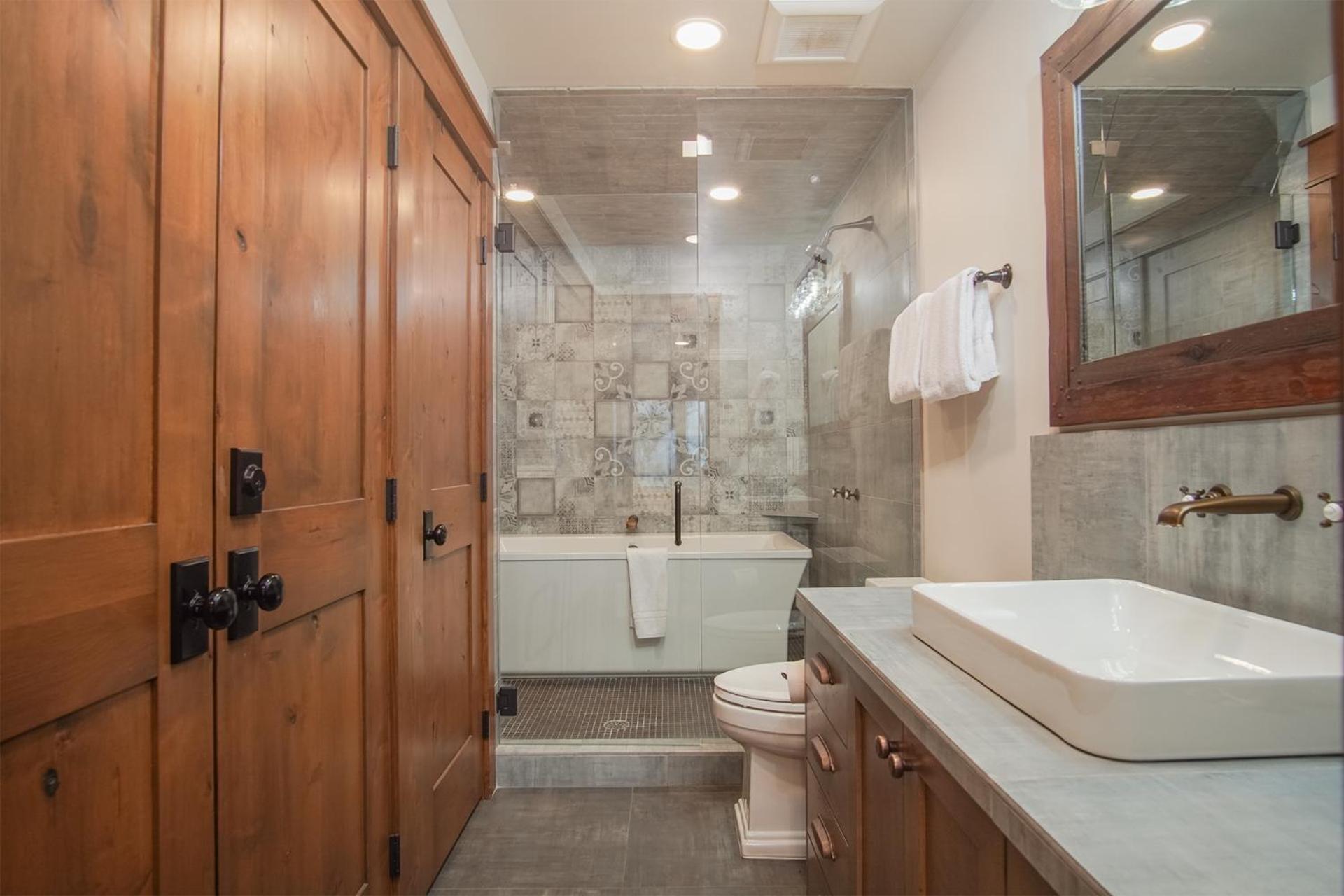 DT Ketchum - Chill, Two-Story Getaway w/ a Gourmet Kitchen - Walk Downtown & to River Run Lifts