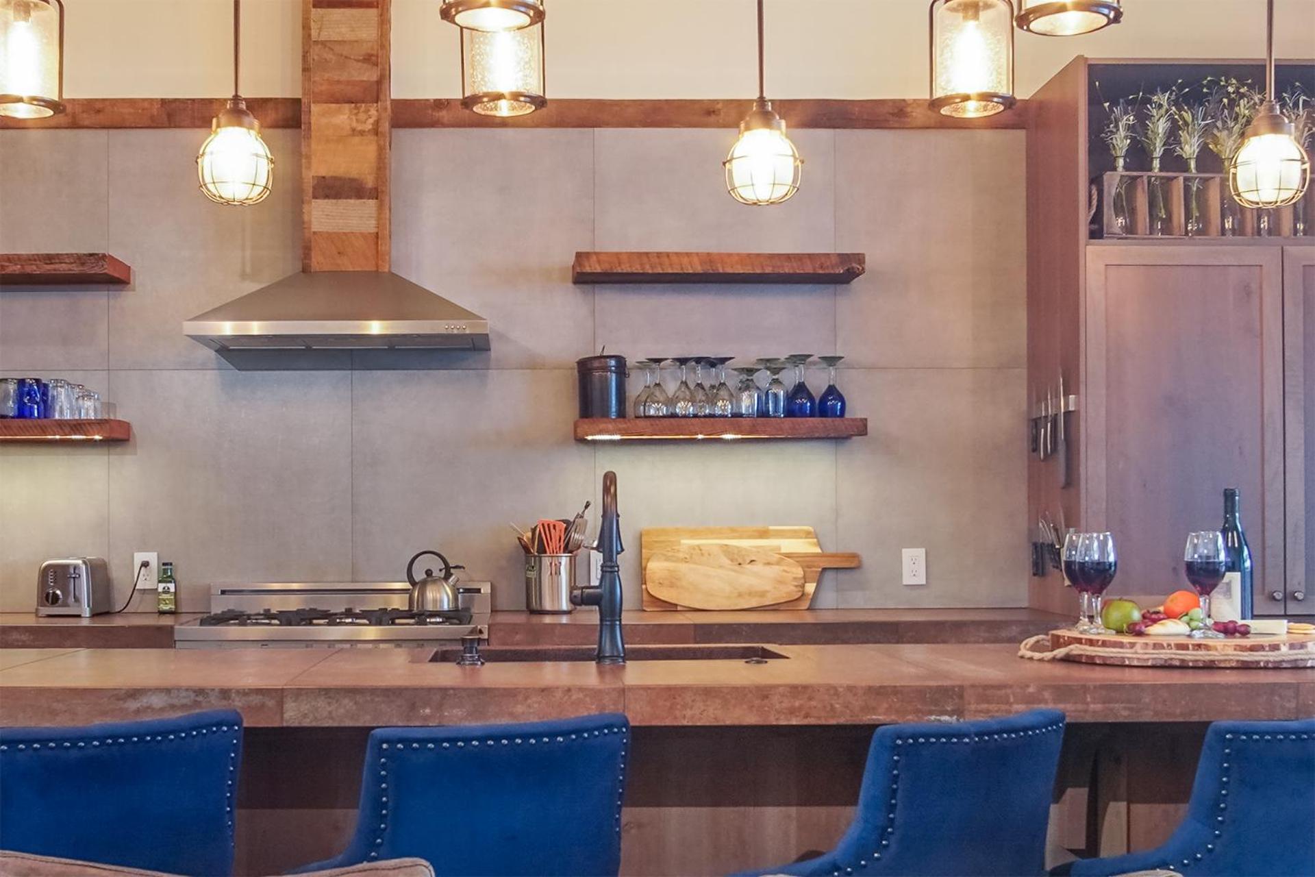 DT Ketchum - Chill, Two-Story Getaway w/ a Gourmet Kitchen - Walk Downtown & to River Run Lifts