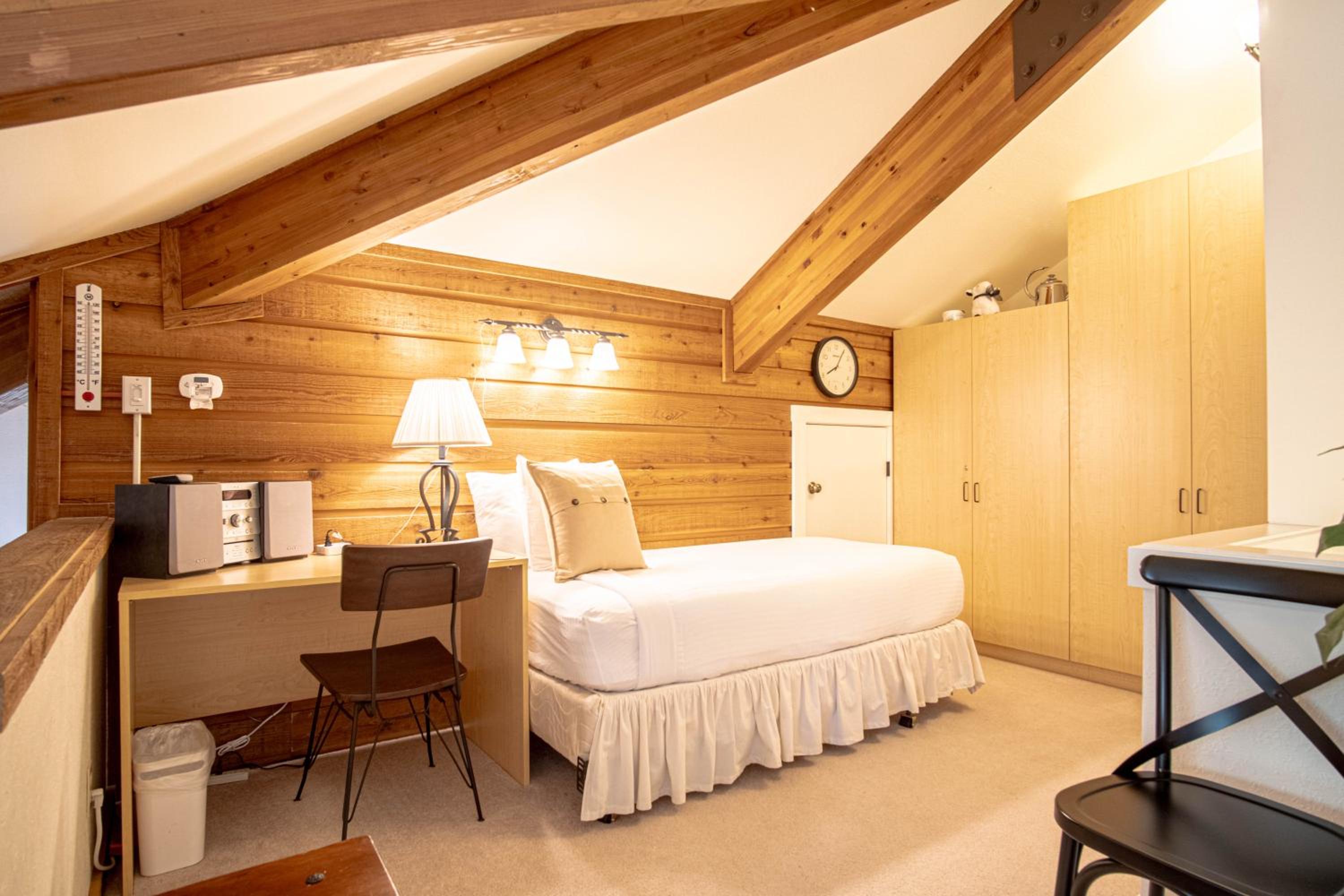 Bluff Condo + Free guest passes to Elkhorn Resort amenities included!