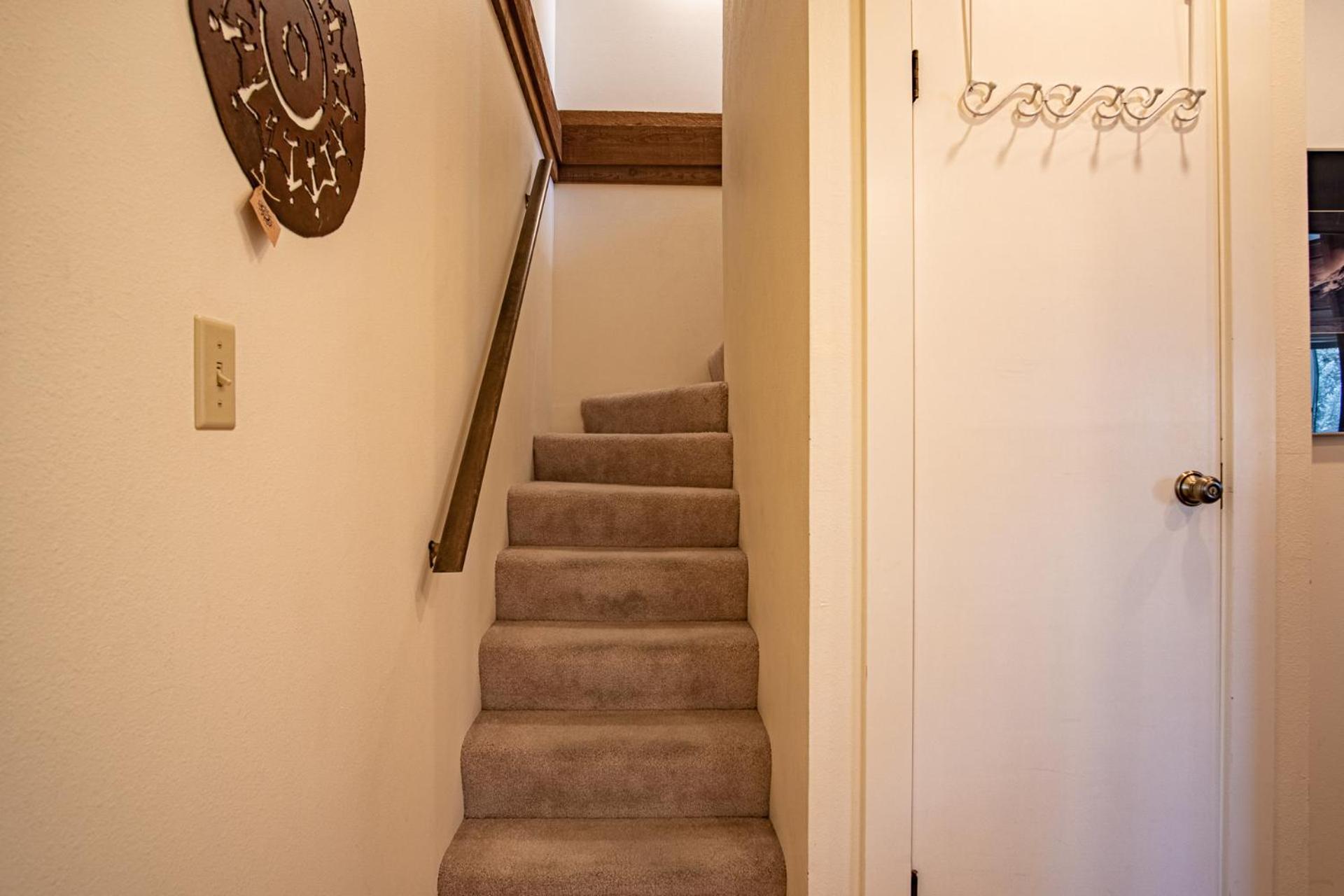 Bluff Condo + Free guest passes to Elkhorn Resort amenities included!