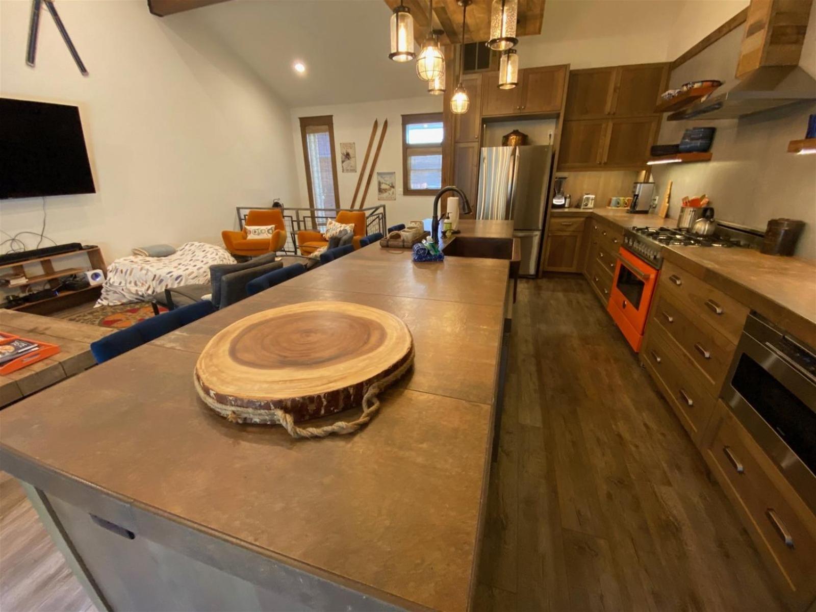DT Ketchum - Chill, Two-Story Getaway w/ a Gourmet Kitchen - Walk Downtown & to River Run Lifts