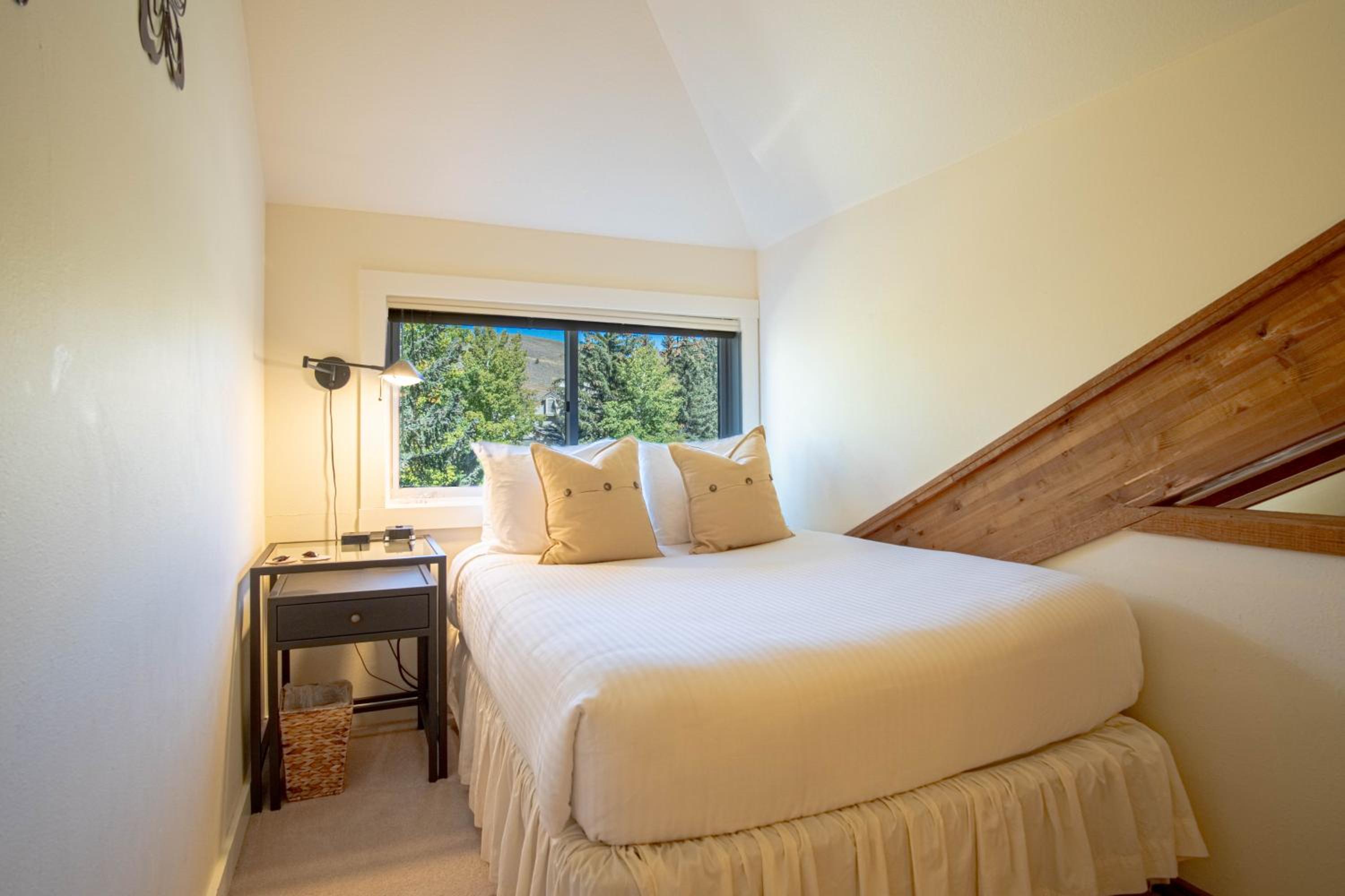Bluff Condo + Free guest passes to Elkhorn Resort amenities included!