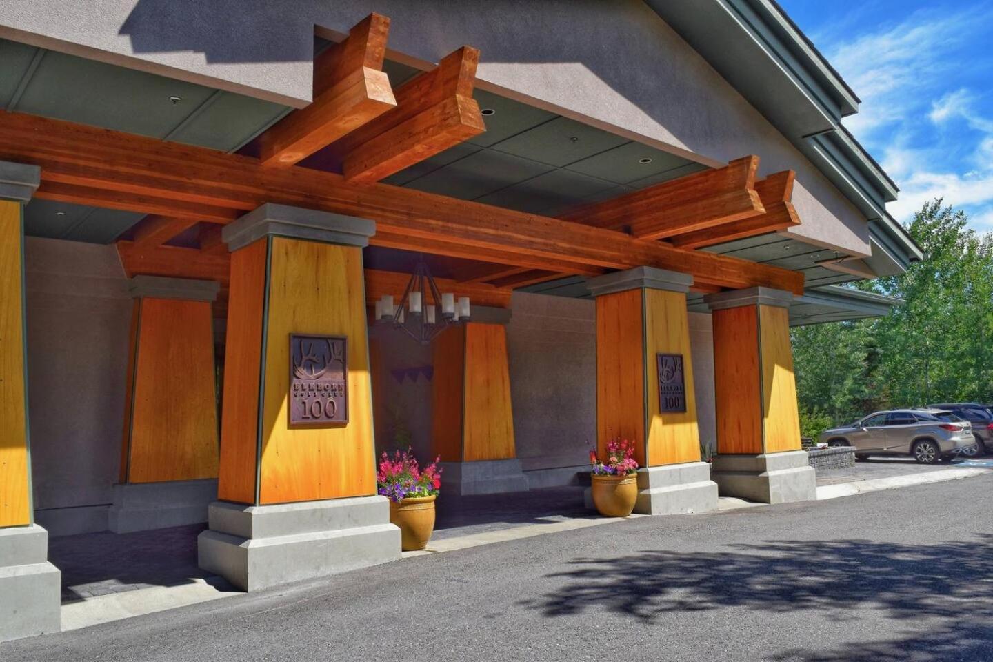 Bluff Condo + Free guest passes to Elkhorn Resort amenities included!