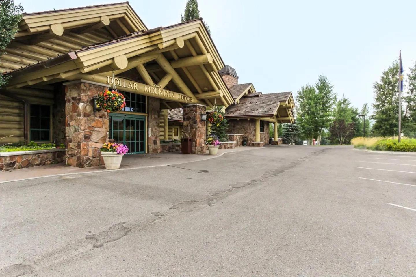 Bluff Condo + Free guest passes to Elkhorn Resort amenities included!