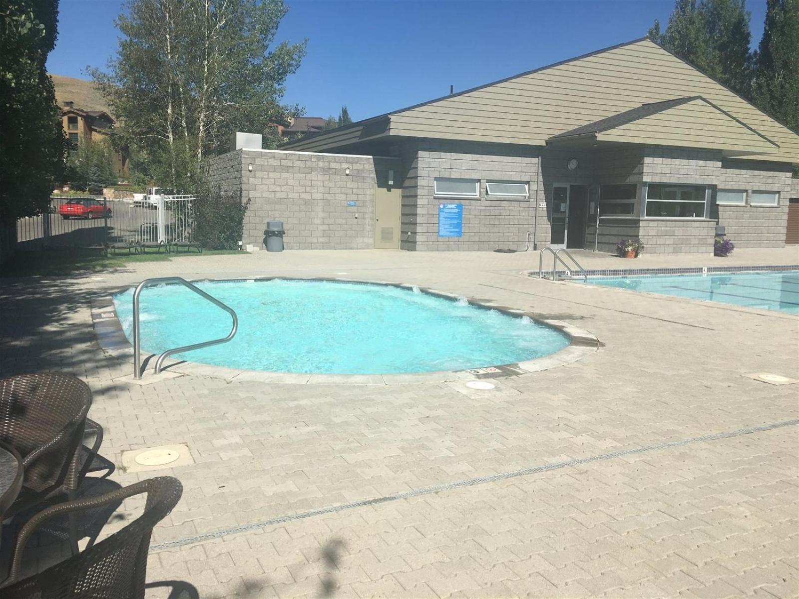 #104 Private Hot Tub, 2 car garage, abundant parking, Elkhorn Amenities