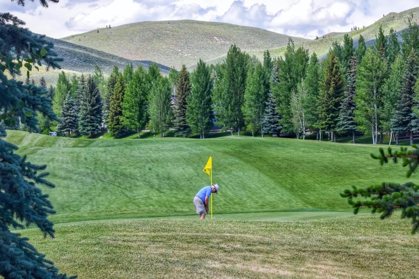 Bluff Condo + Free guest passes to Elkhorn Resort amenities included!