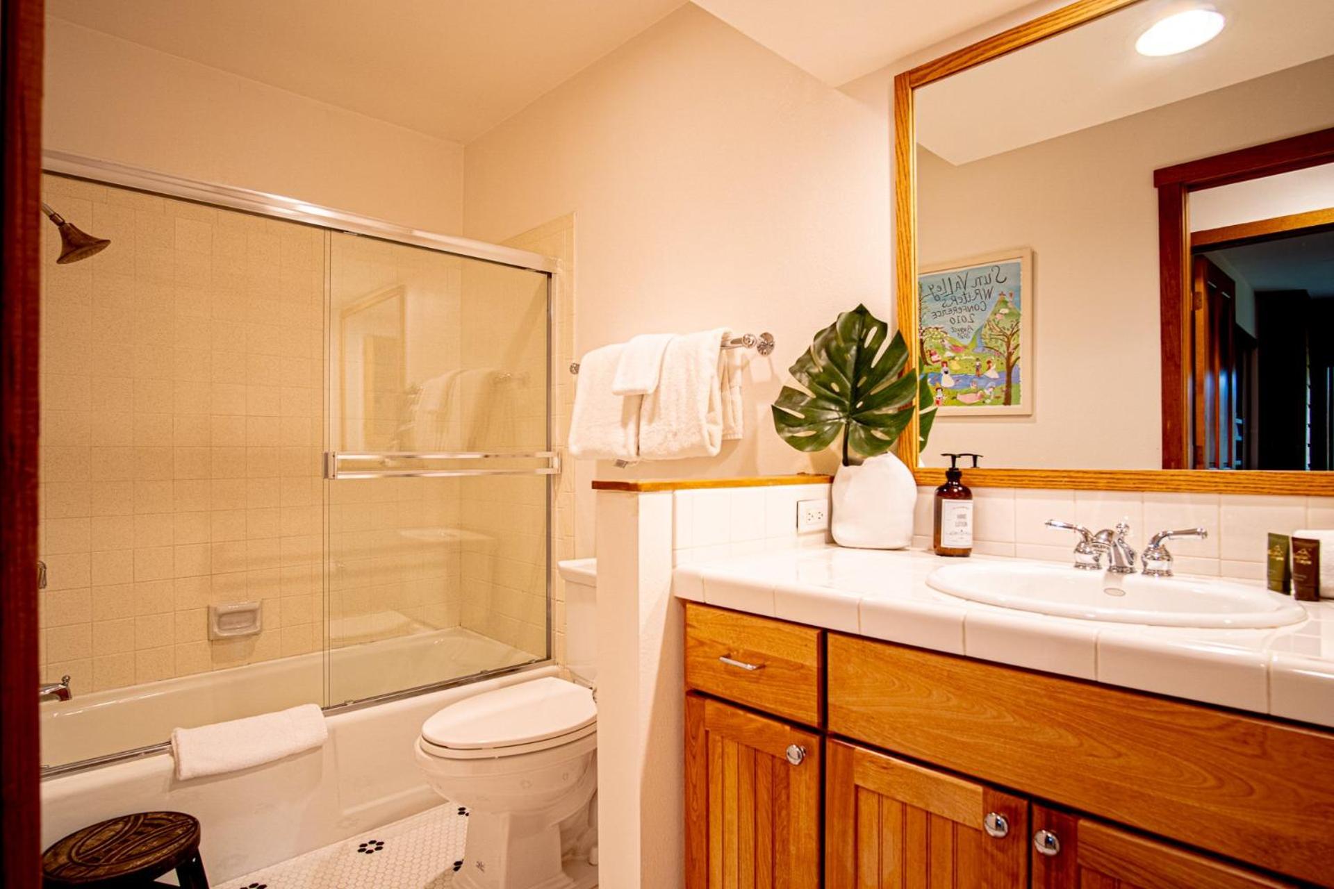 Panoramic Views! Designer`s Condo on Golf Course w/Resort Amenities