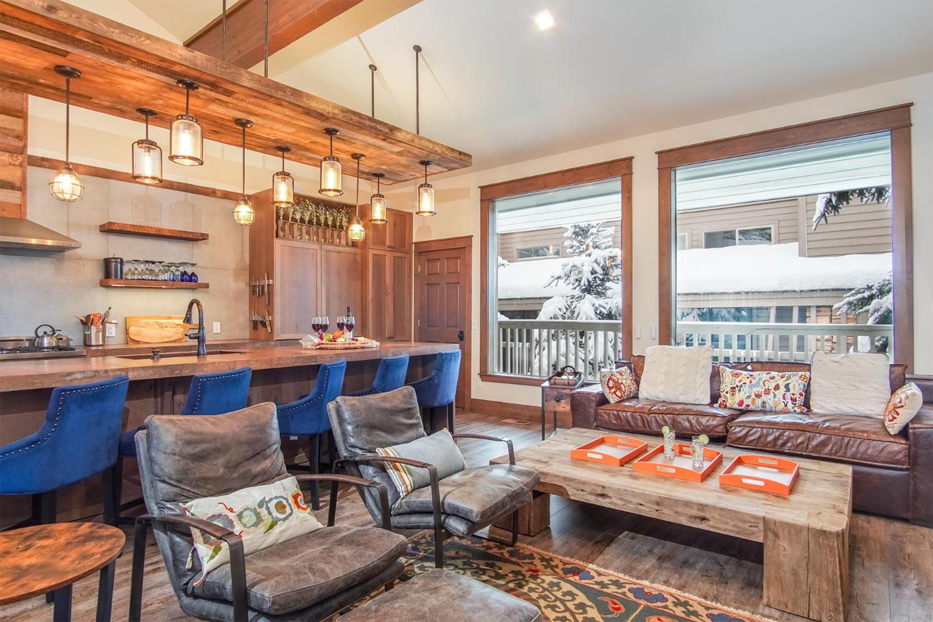 DT Ketchum - Chill, Two-Story Getaway w/ a Gourmet Kitchen - Walk Downtown & to River Run Lifts