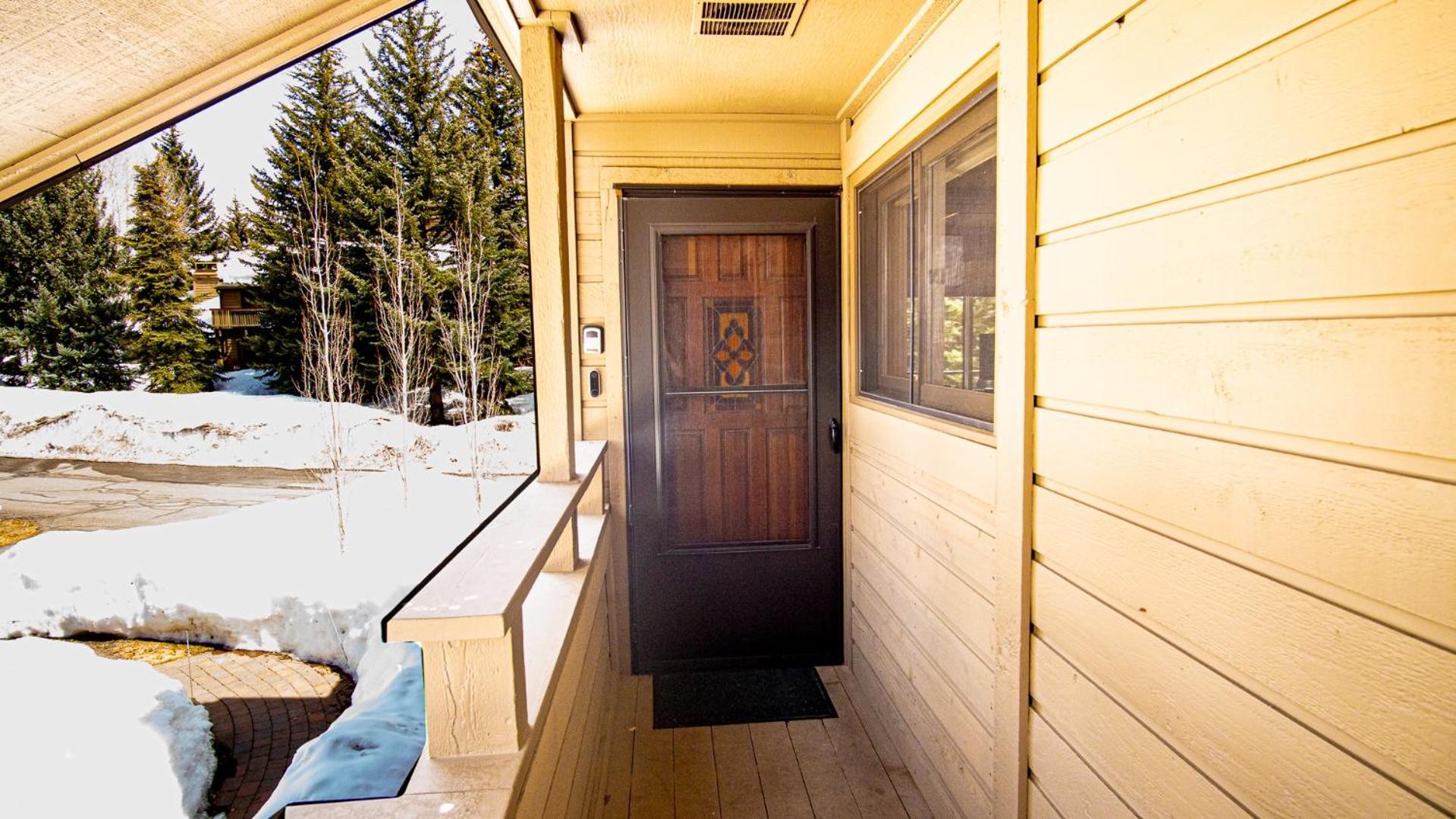 Bluff Condo + Free guest passes to Elkhorn Resort amenities included!