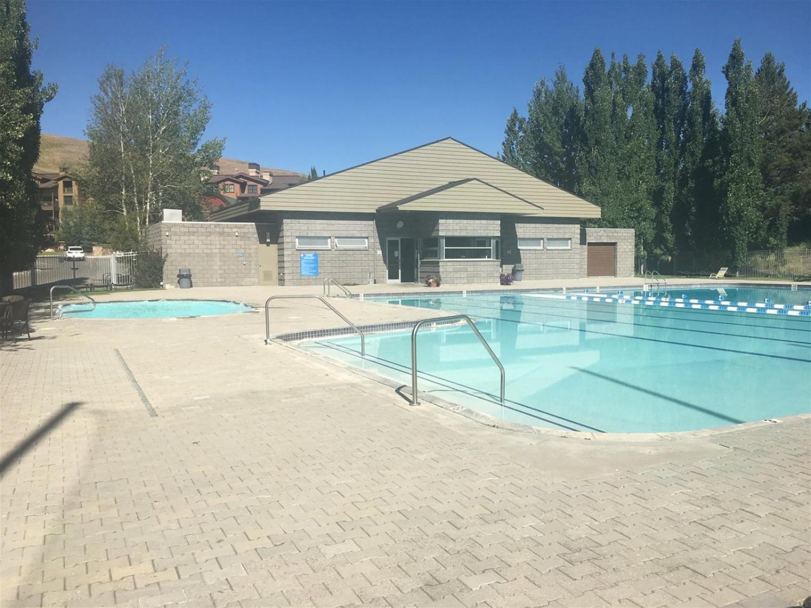 #104 Private Hot Tub, 2 car garage, abundant parking, Elkhorn Amenities