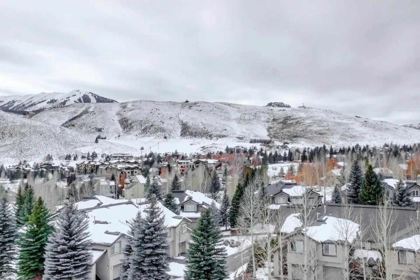 Bluff Condo + Free guest passes to Elkhorn Resort amenities included!