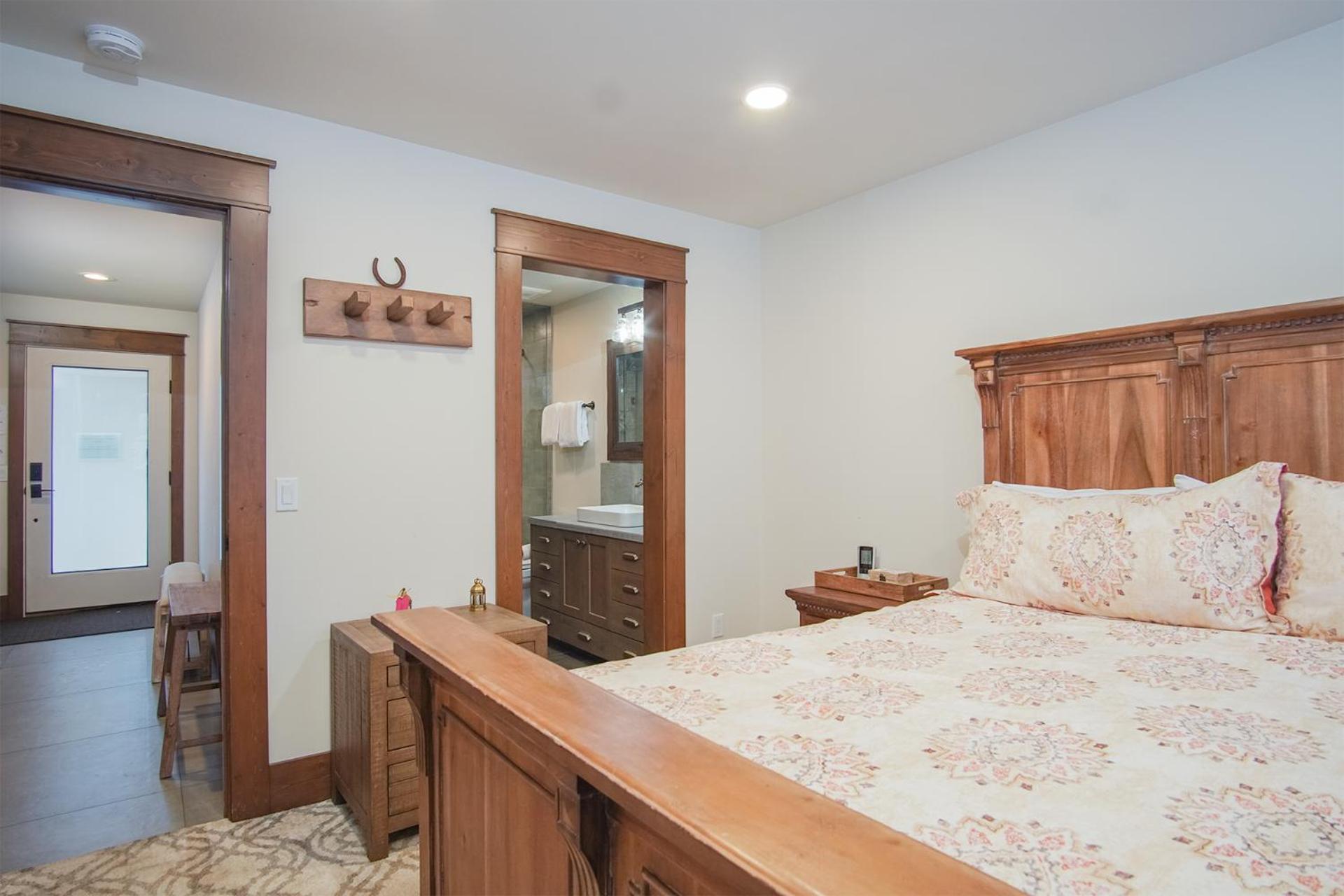 DT Ketchum - Chill, Two-Story Getaway w/ a Gourmet Kitchen - Walk Downtown & to River Run Lifts