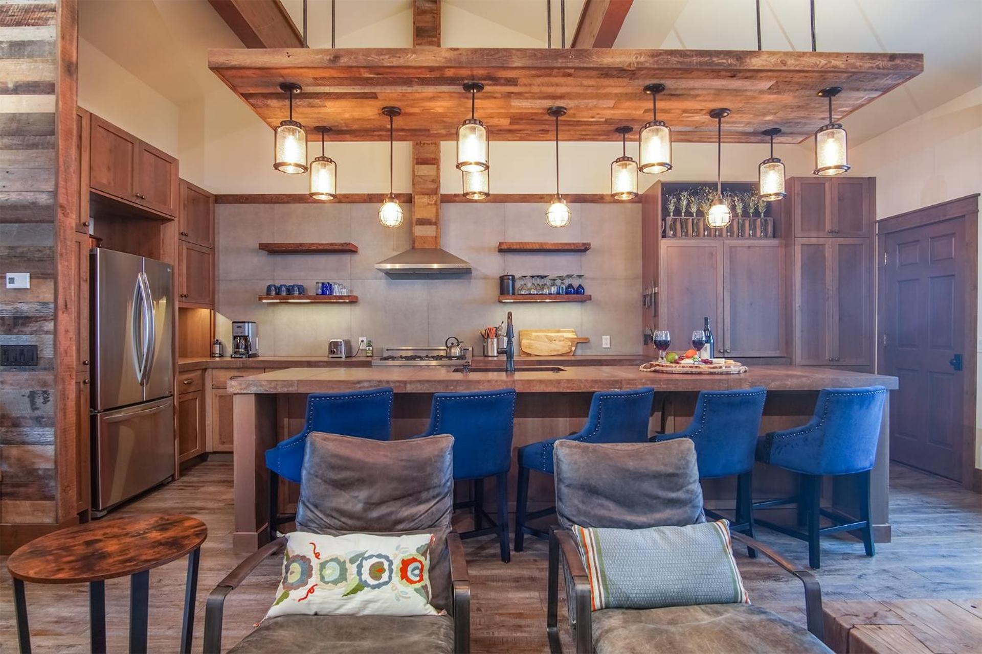 DT Ketchum - Chill, Two-Story Getaway w/ a Gourmet Kitchen - Walk Downtown & to River Run Lifts