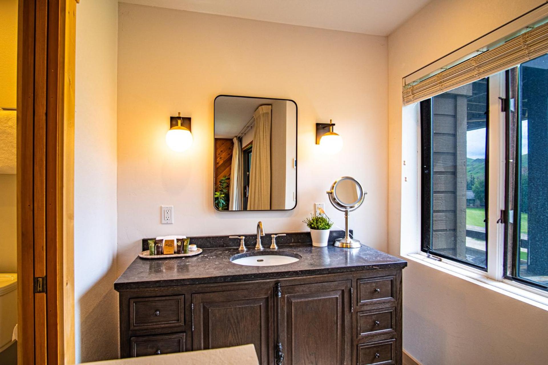Panoramic Views! Designer`s Condo on Golf Course w/Resort Amenities