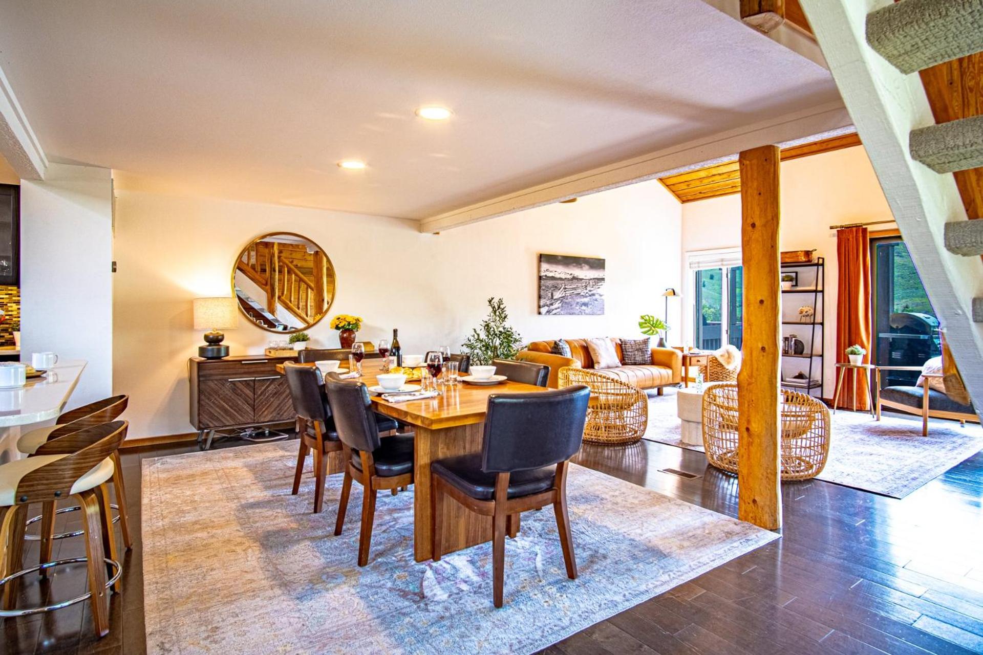 Panoramic Views! Designer`s Condo on Golf Course w/Resort Amenities
