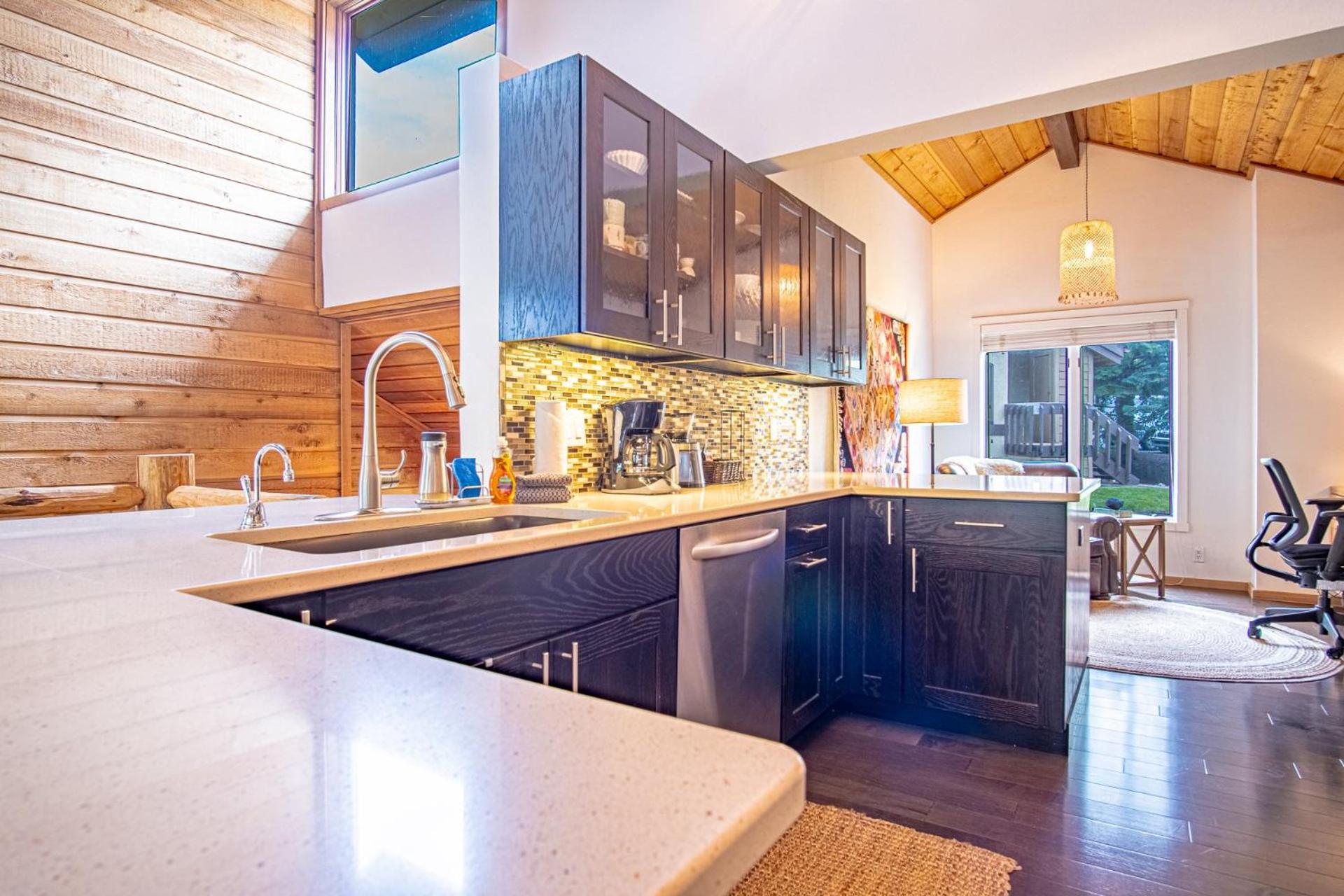 Panoramic Views! Designer`s Condo on Golf Course w/Resort Amenities