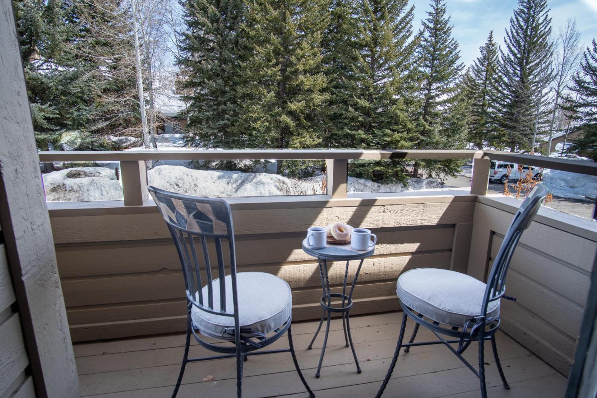 Bluff Condo + Free guest passes to Elkhorn Resort amenities included!