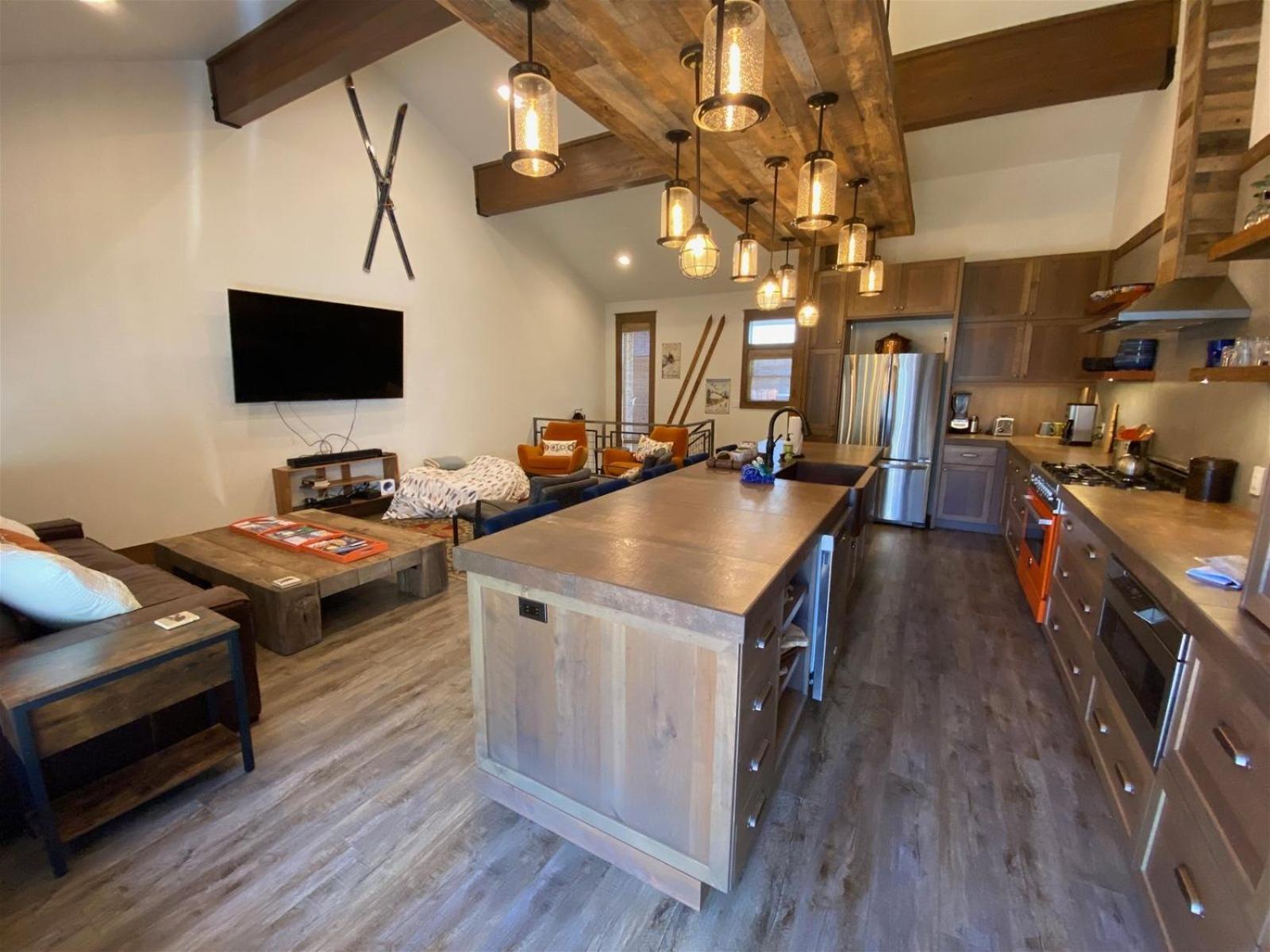 DT Ketchum - Chill, Two-Story Getaway w/ a Gourmet Kitchen - Walk Downtown & to River Run Lifts