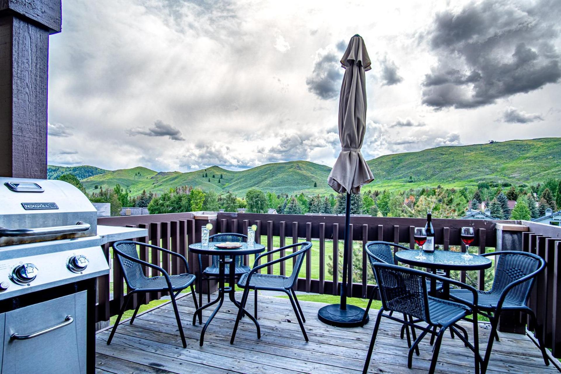 Panoramic Views! Designer`s Condo on Golf Course w/Resort Amenities