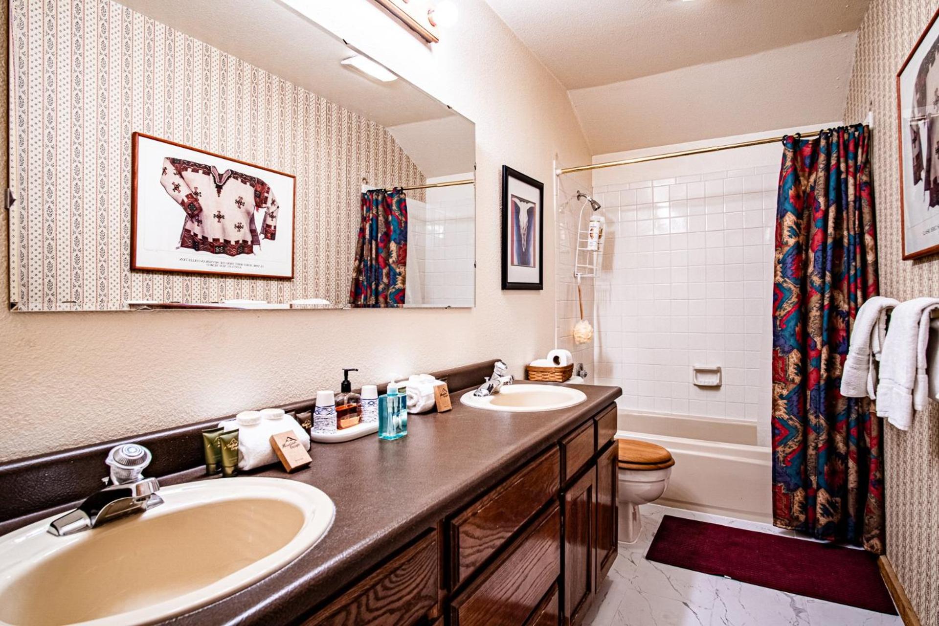 #104 Private Hot Tub, 2 car garage, abundant parking, Elkhorn Amenities
