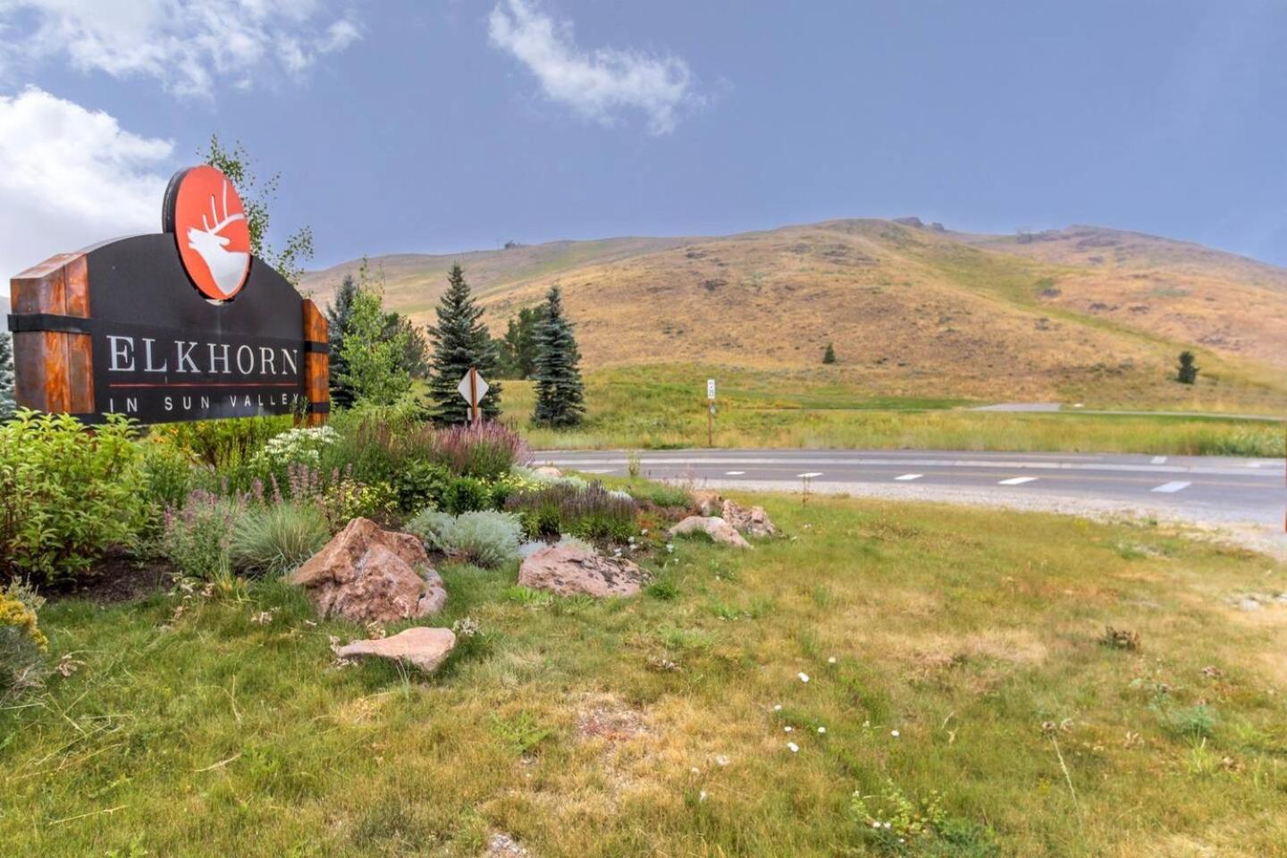Bluff Condo + Free guest passes to Elkhorn Resort amenities included!