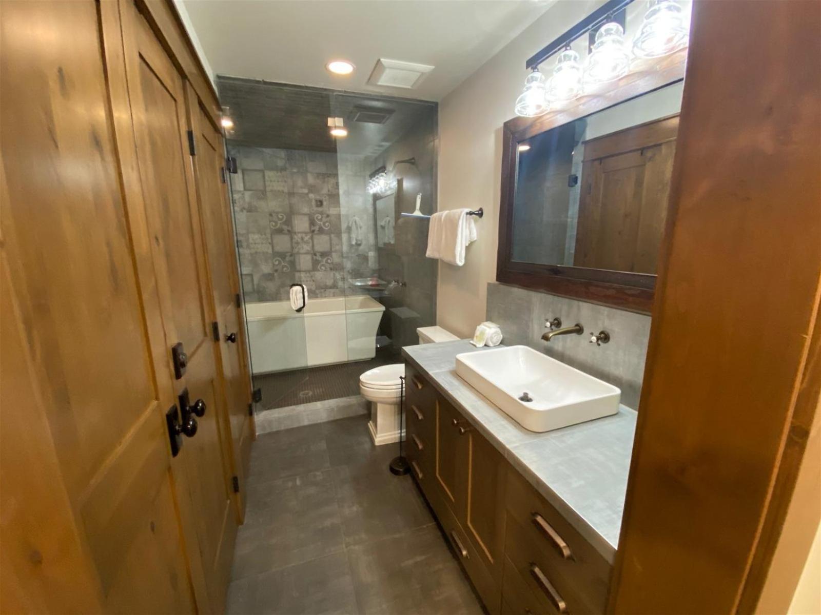 DT Ketchum - Chill, Two-Story Getaway w/ a Gourmet Kitchen - Walk Downtown & to River Run Lifts