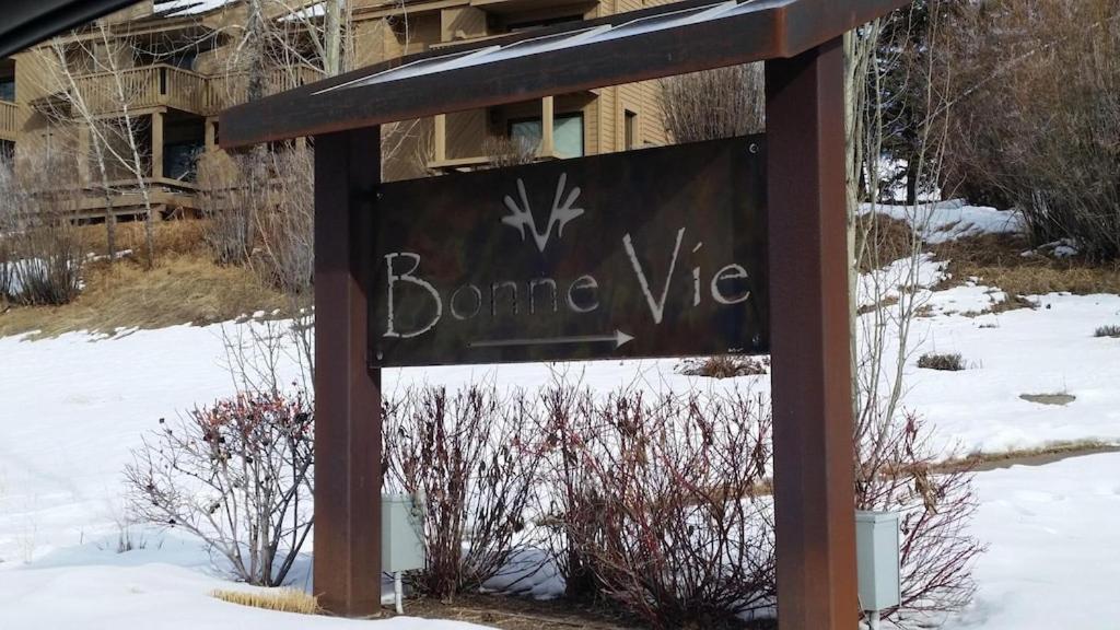 Bonne Vie Condo with Elkhorn Amenity Passes!