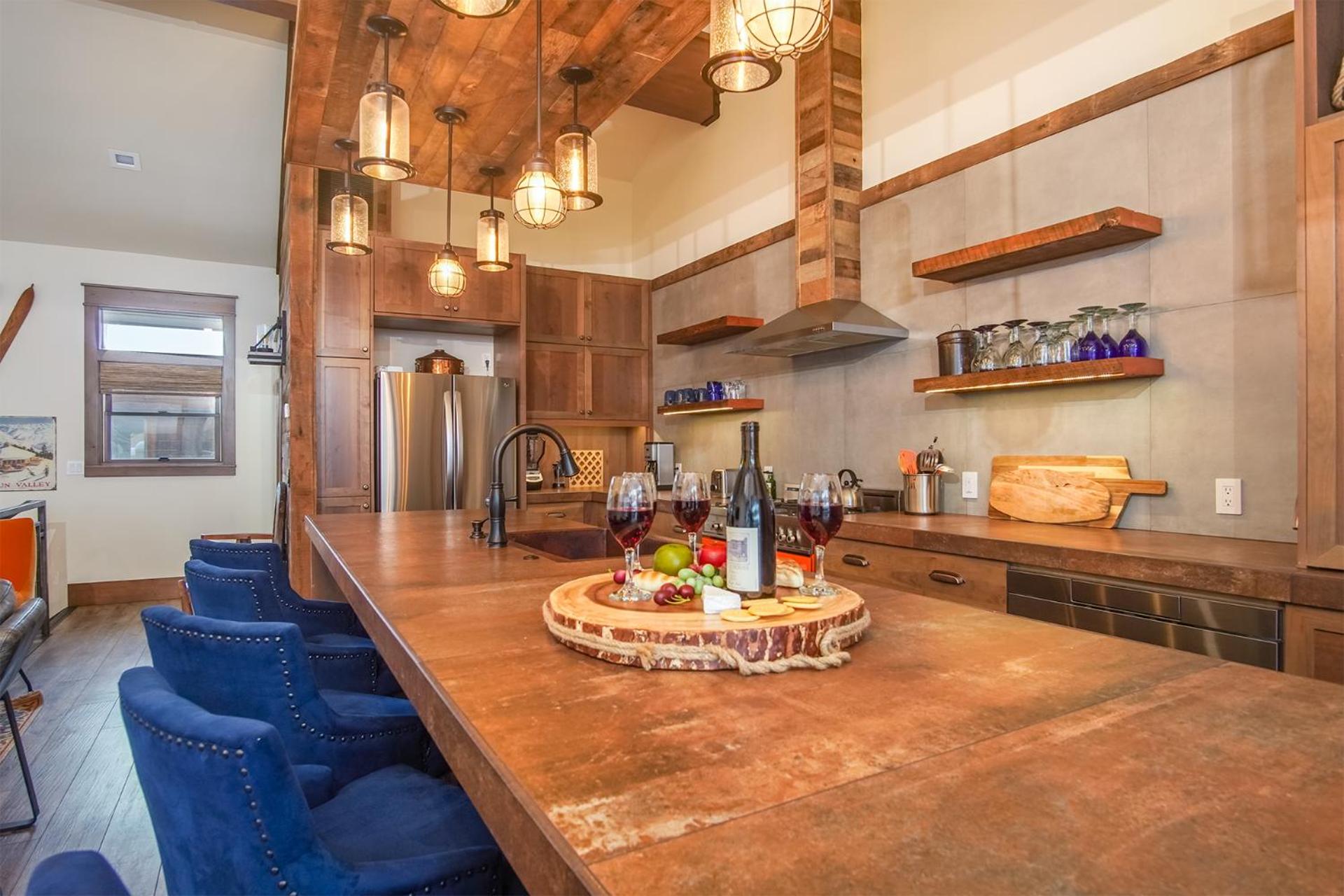 DT Ketchum - Chill, Two-Story Getaway w/ a Gourmet Kitchen - Walk Downtown & to River Run Lifts