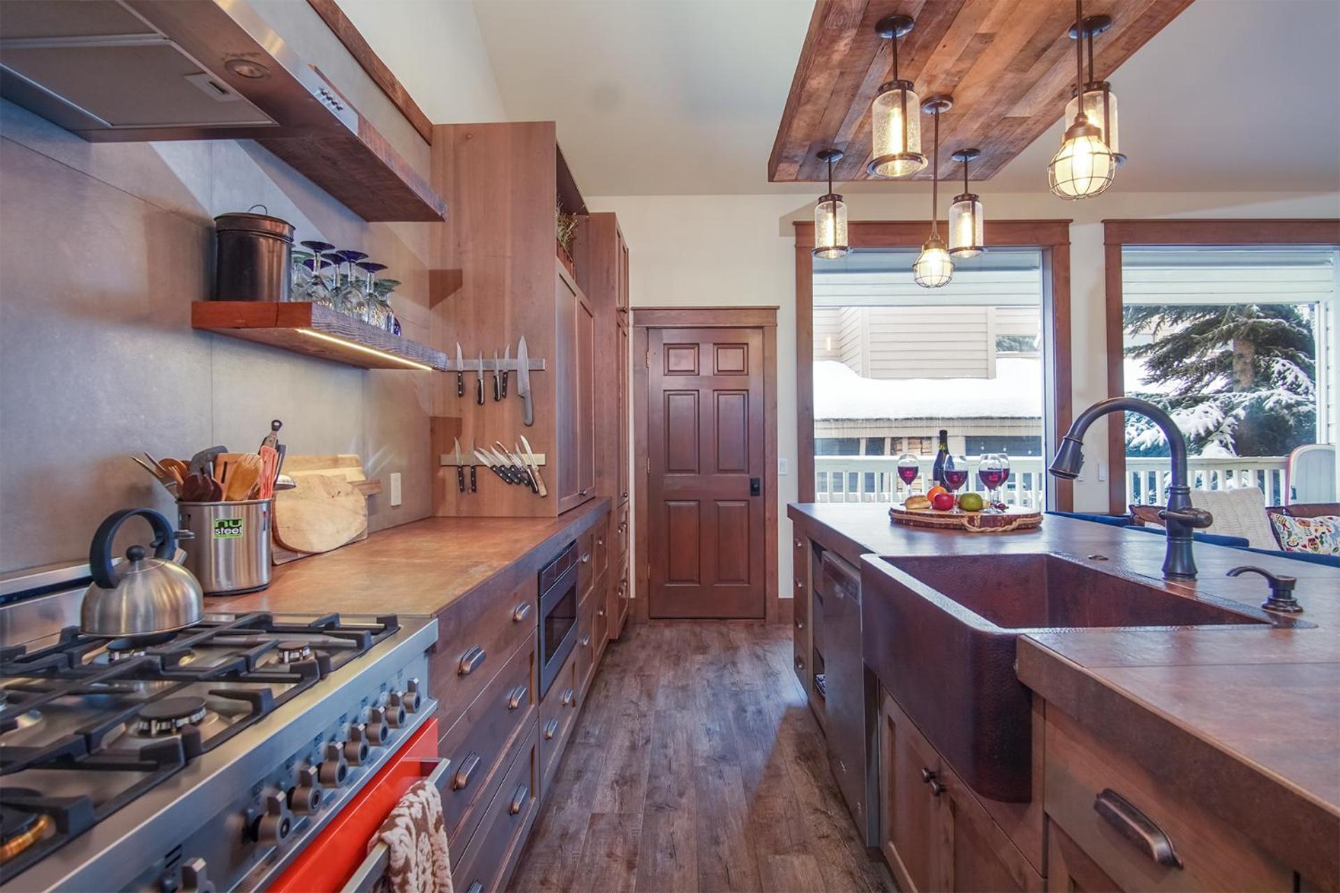 DT Ketchum - Chill, Two-Story Getaway w/ a Gourmet Kitchen - Walk Downtown & to River Run Lifts