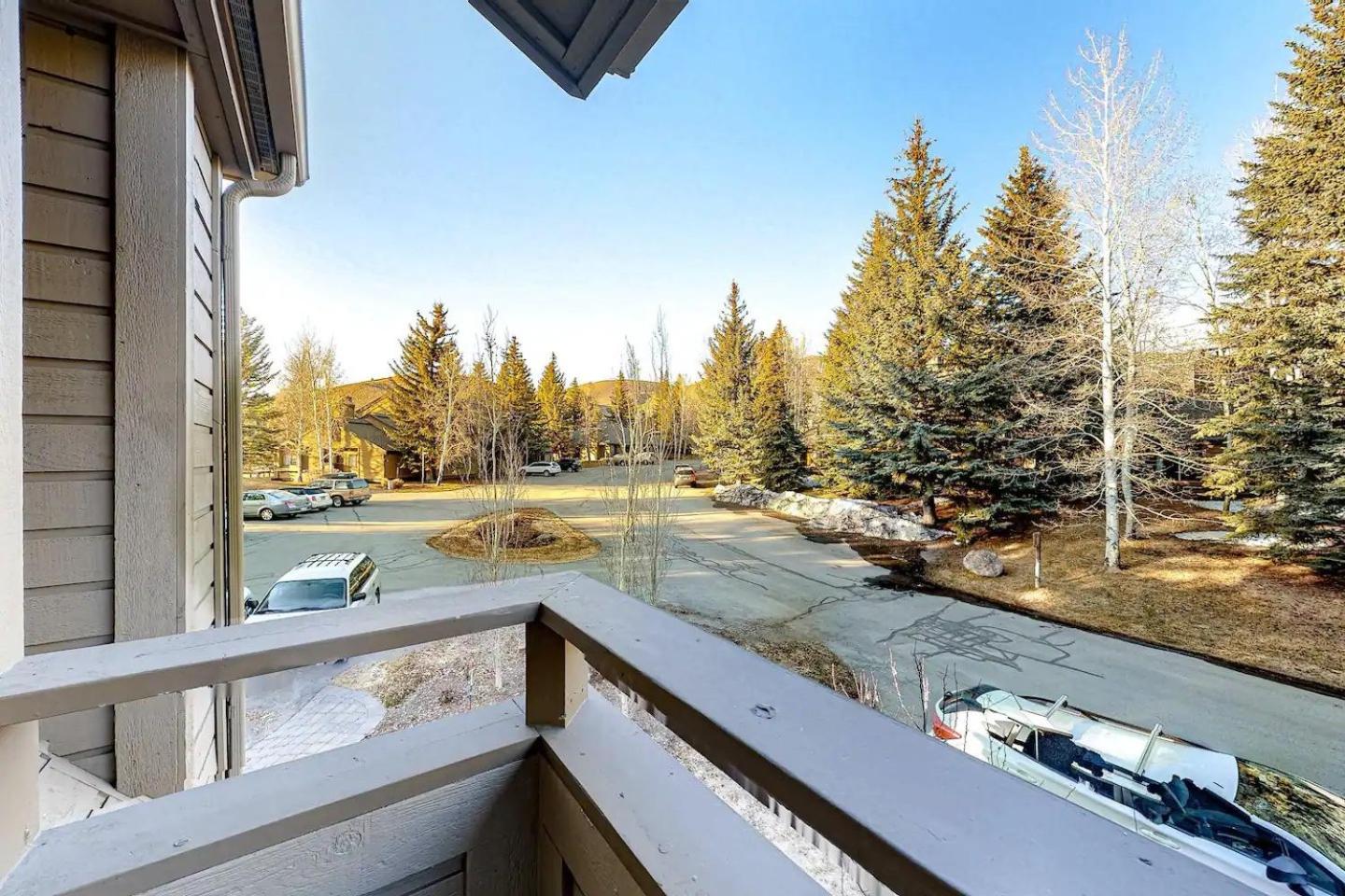 Bluff Condo + Free guest passes to Elkhorn Resort amenities included!