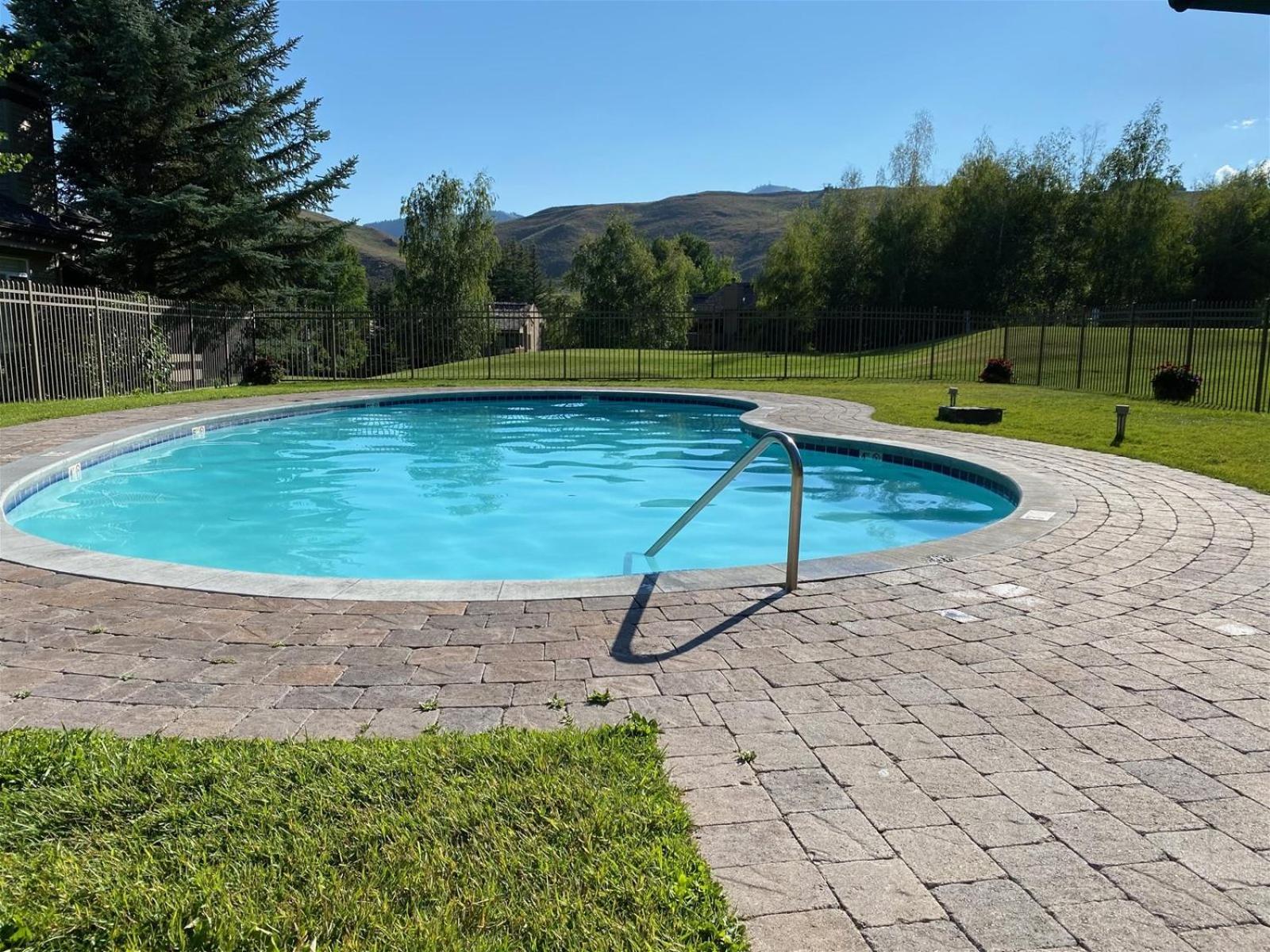 Panoramic Views! Designer`s Condo on Golf Course w/Resort Amenities
