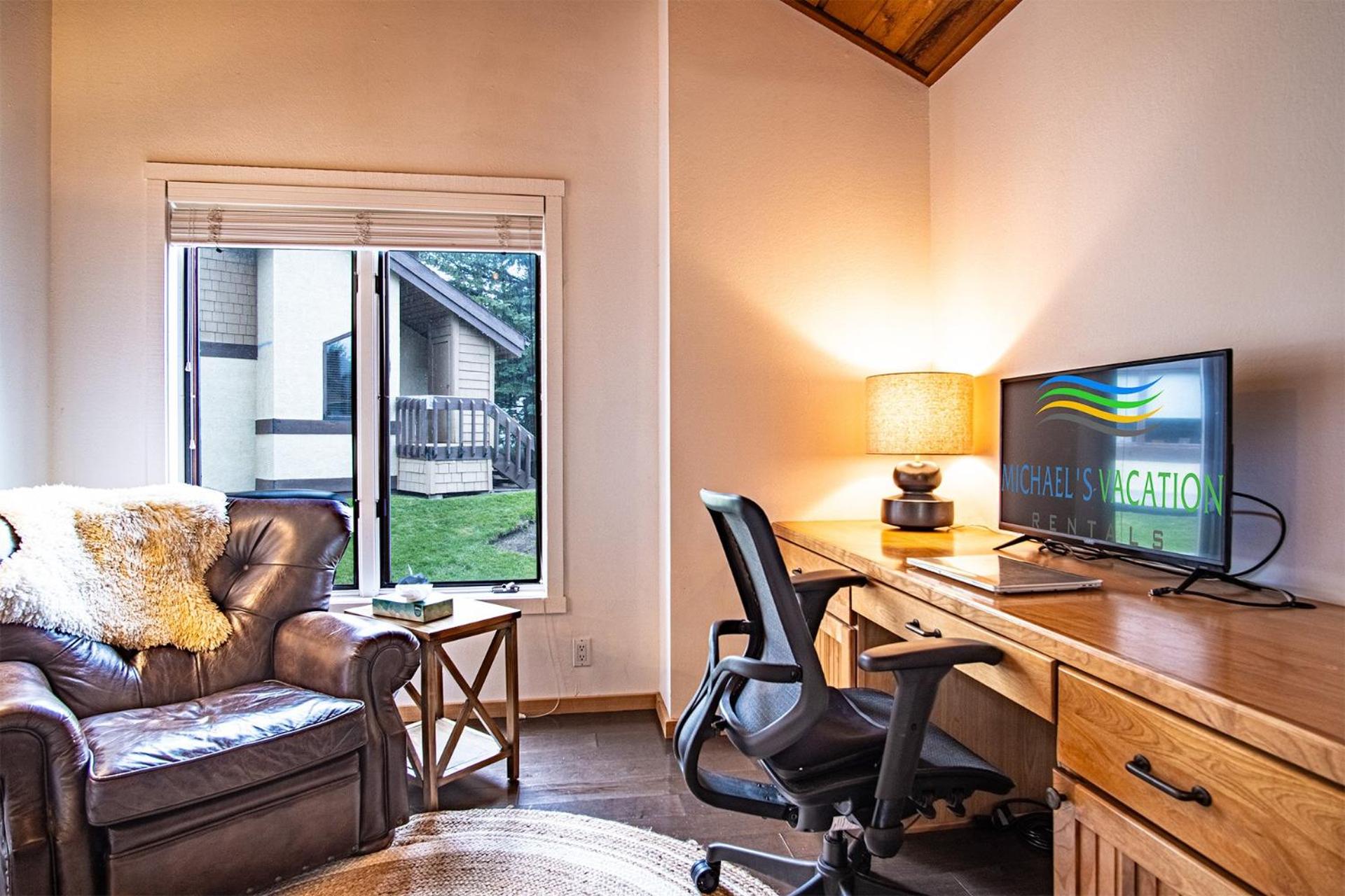 Panoramic Views! Designer`s Condo on Golf Course w/Resort Amenities