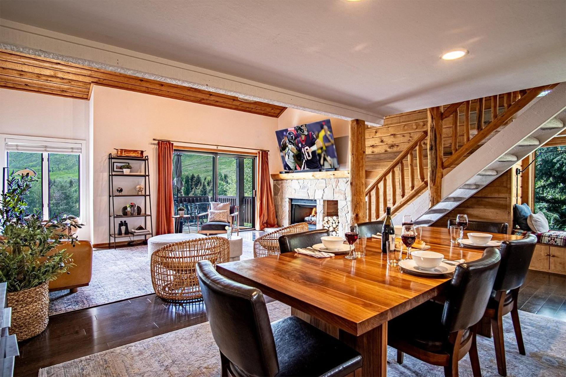 Panoramic Views! Designer`s Condo on Golf Course w/Resort Amenities
