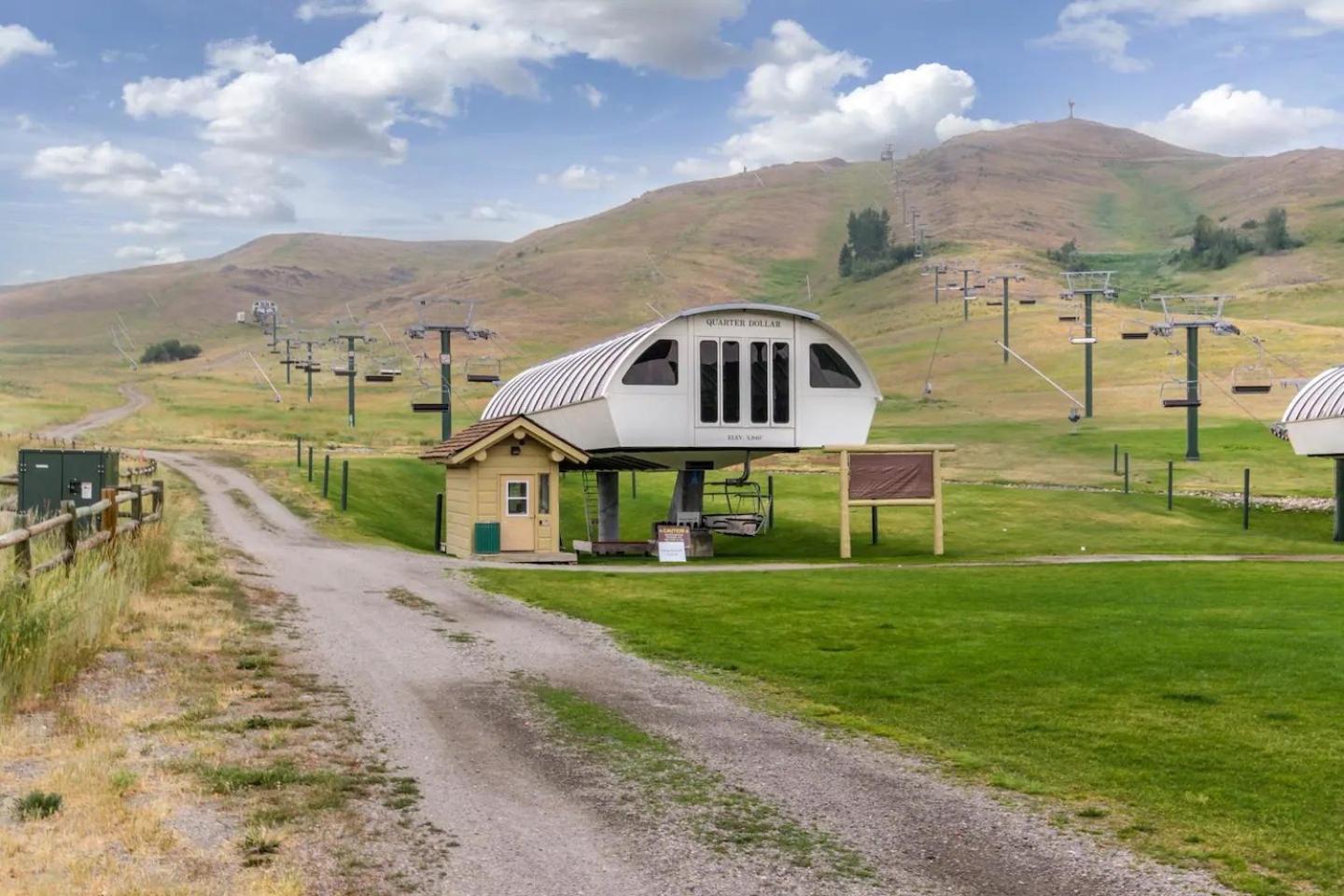 Bluff Condo + Free guest passes to Elkhorn Resort amenities included!