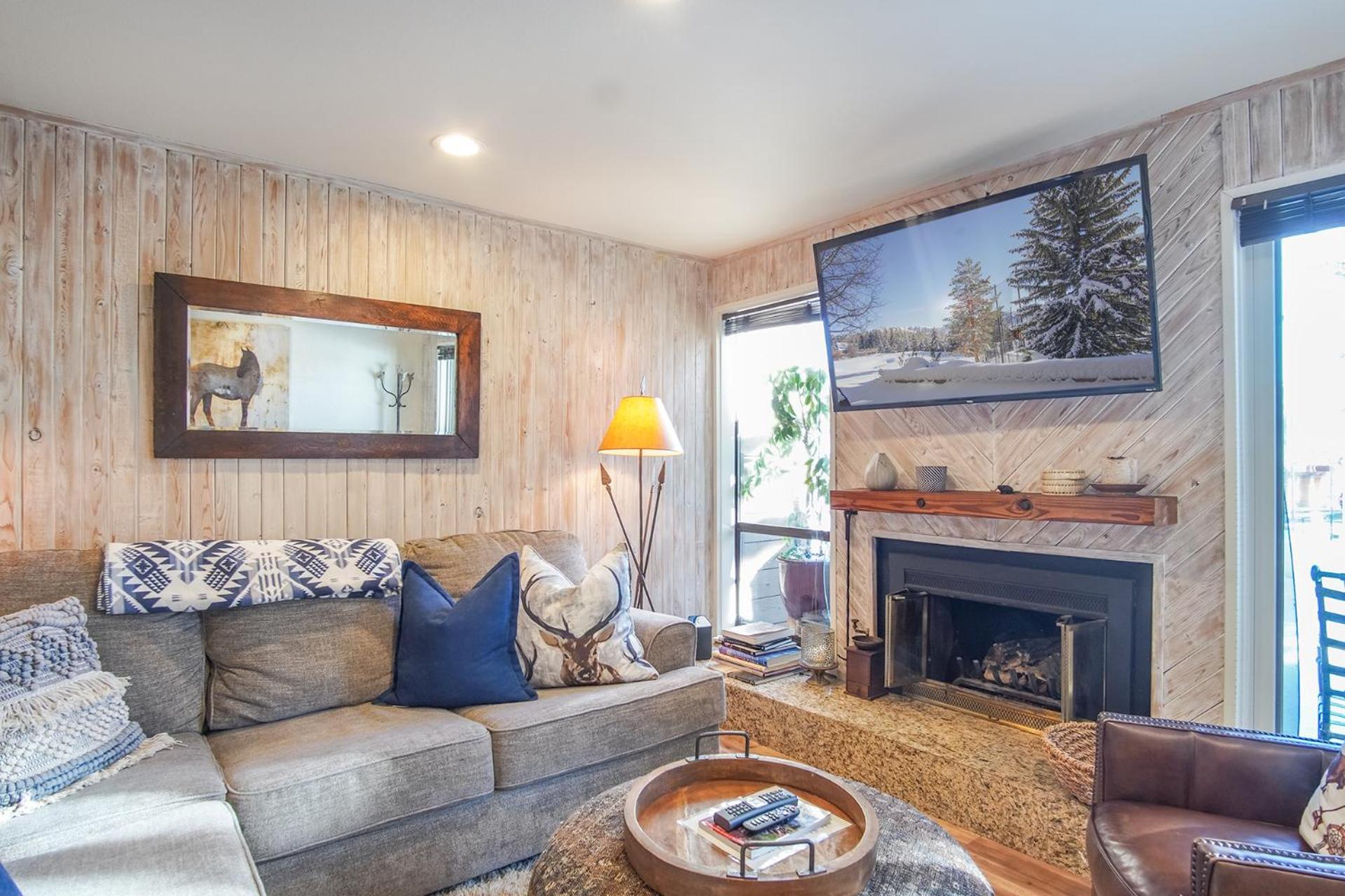 Bonne Vie Condo with Elkhorn Amenity Passes!