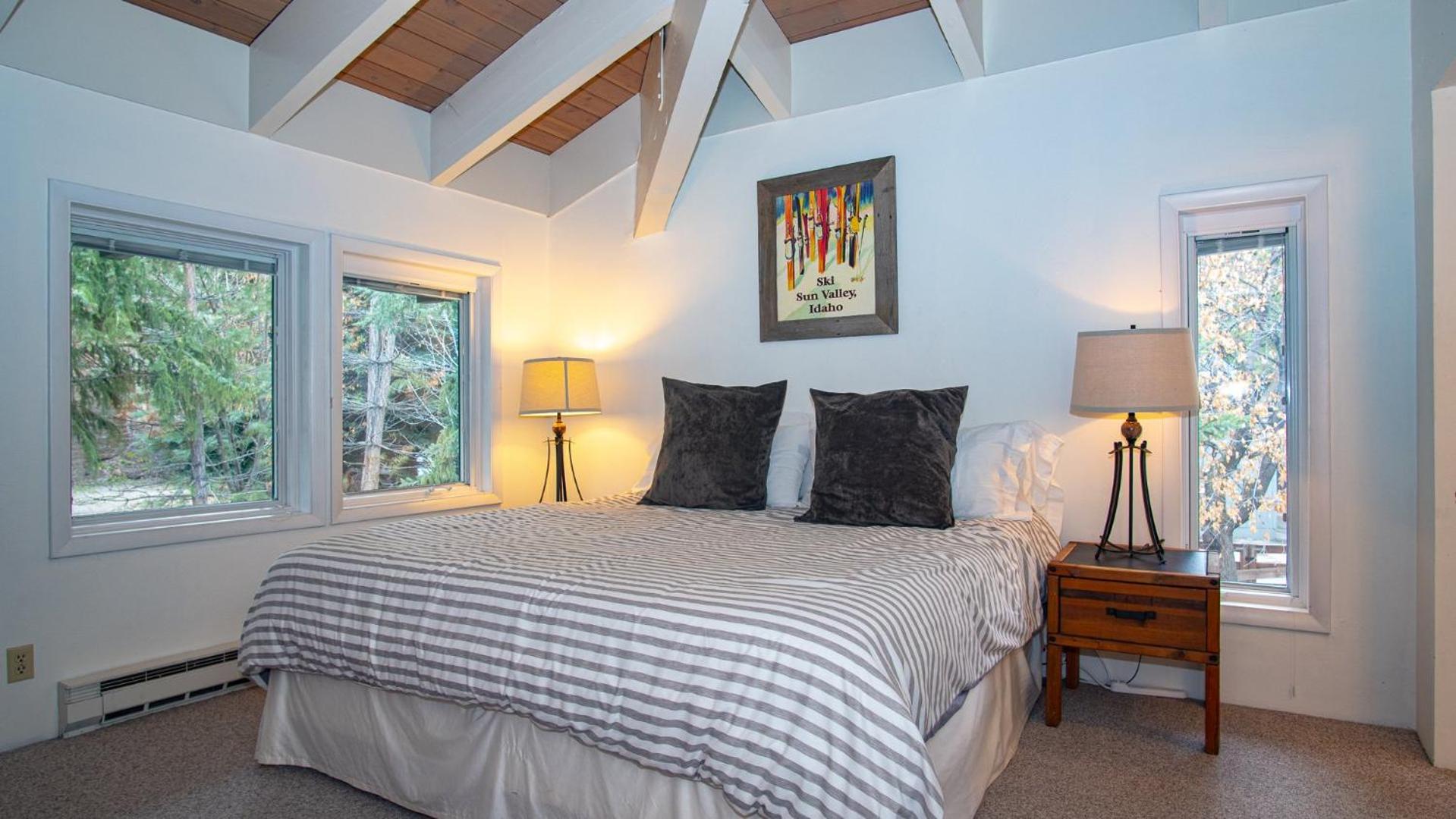 Next to Warm Springs Lifts-Hot tub, Pool & Tennis!