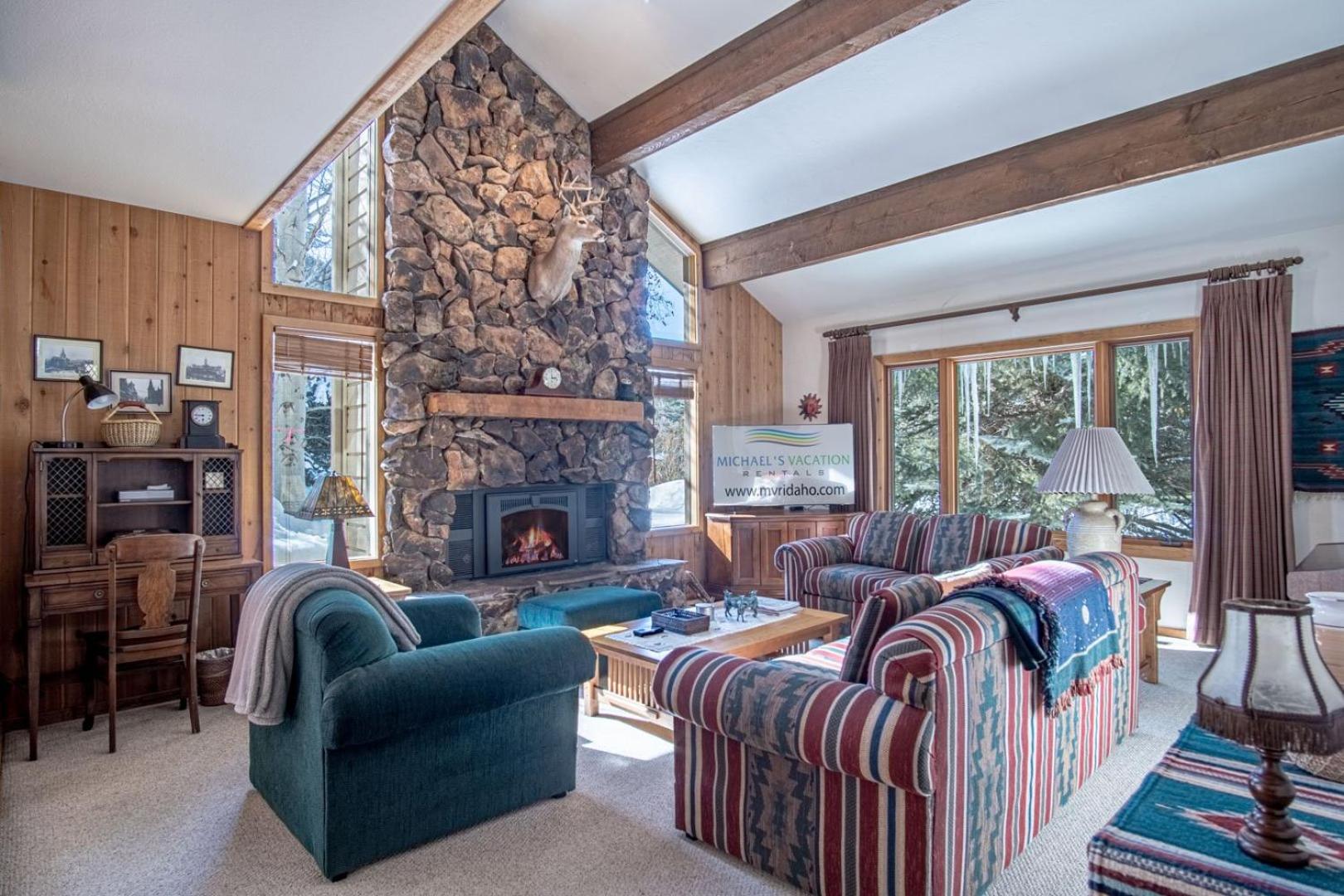 #104 Private Hot Tub, 2 car garage, abundant parking, Elkhorn Amenities