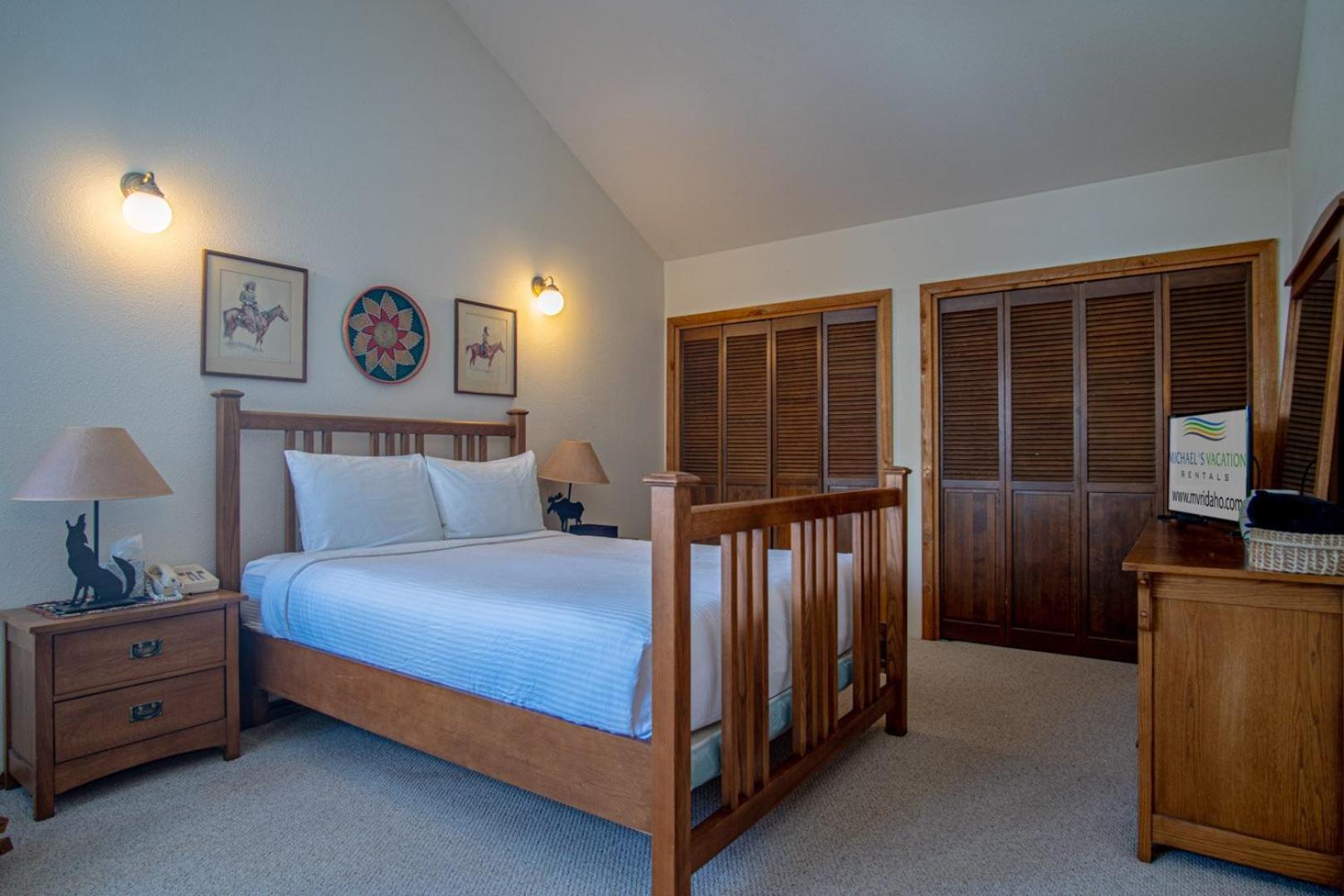 #104 Private Hot Tub, 2 car garage, abundant parking, Elkhorn Amenities
