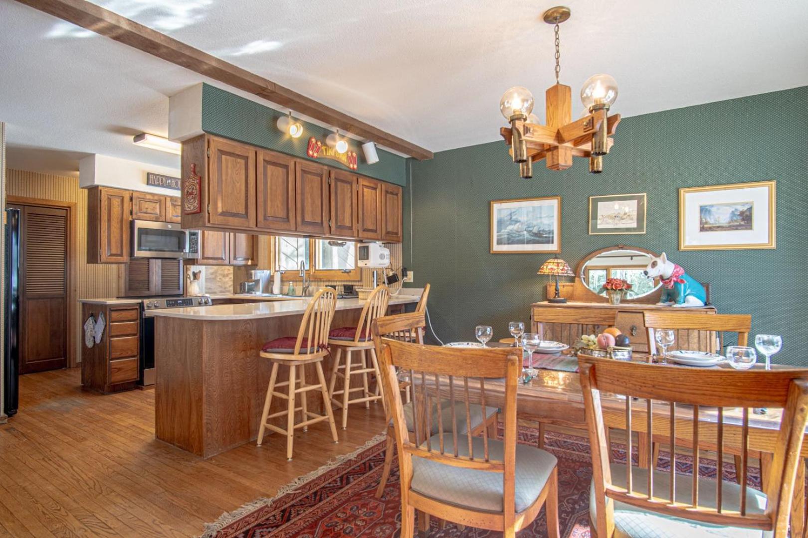 #104 Private Hot Tub, 2 car garage, abundant parking, Elkhorn Amenities