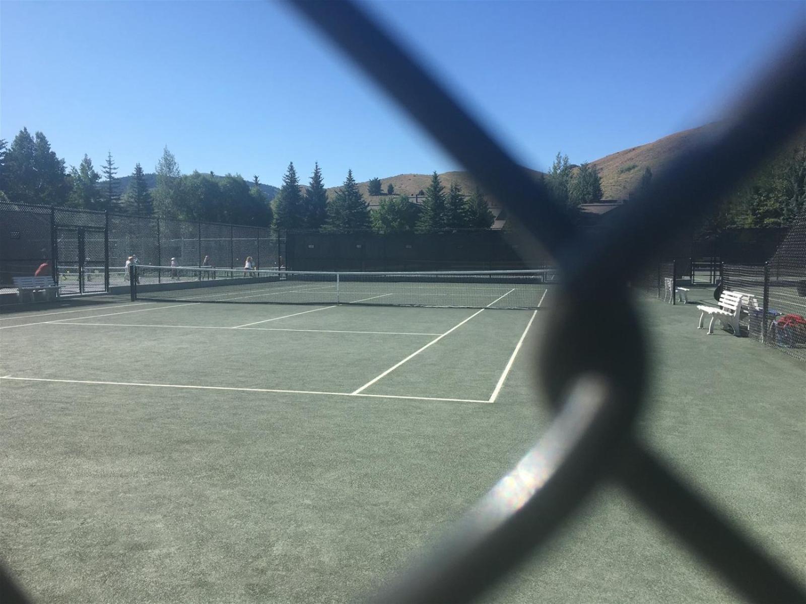 #104 Private Hot Tub, 2 car garage, abundant parking, Elkhorn Amenities