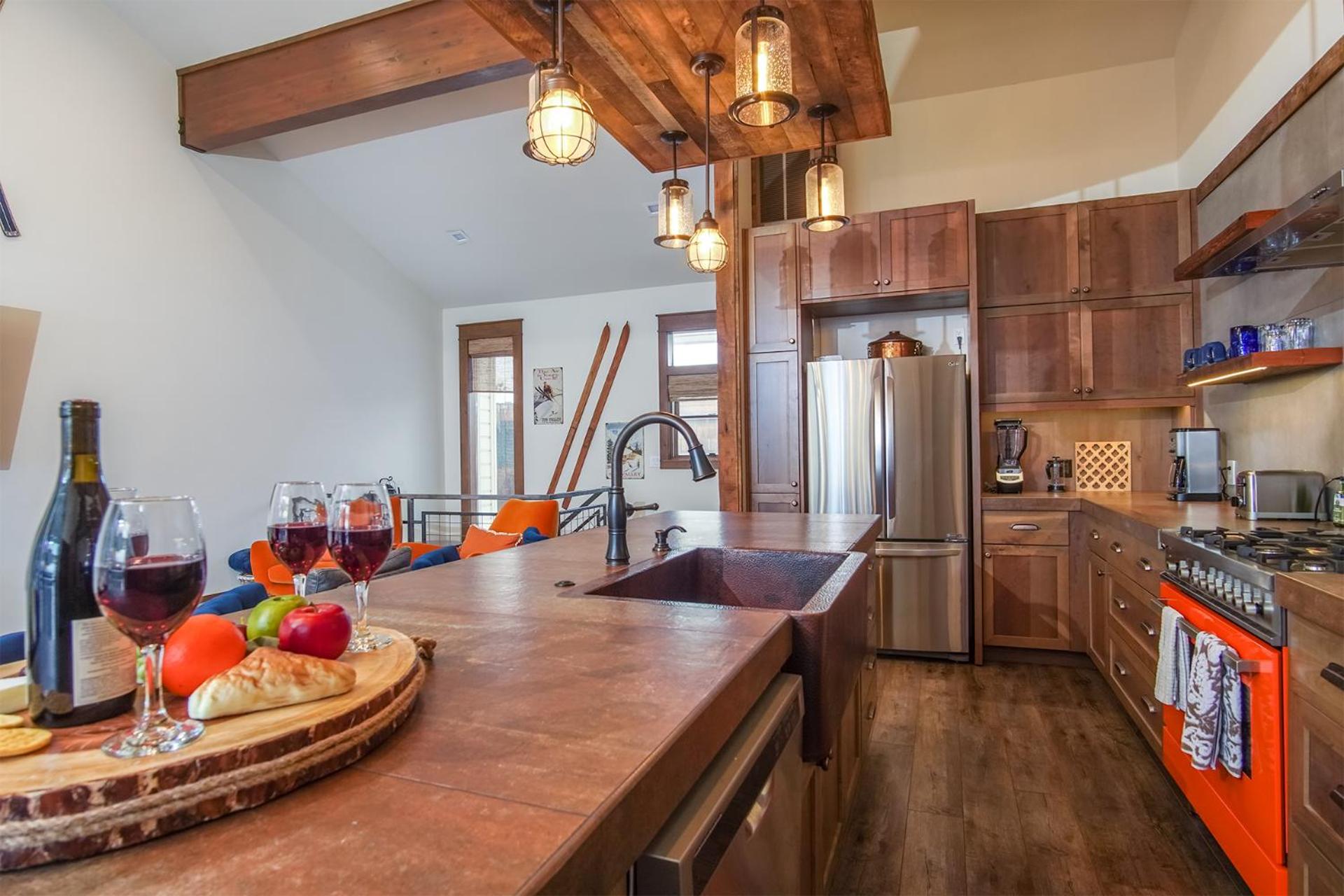 DT Ketchum - Chill, Two-Story Getaway w/ a Gourmet Kitchen - Walk Downtown & to River Run Lifts