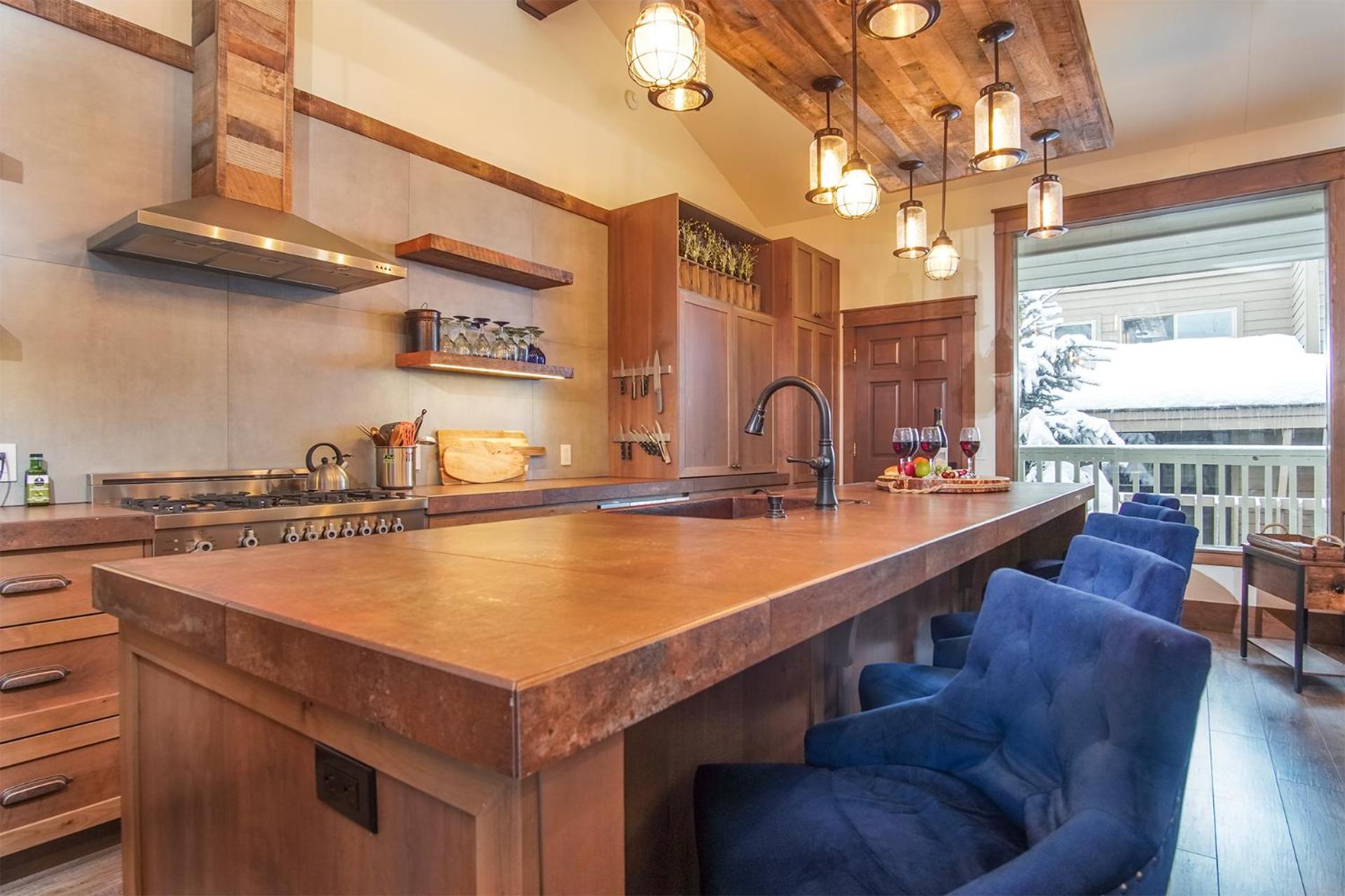 DT Ketchum - Chill, Two-Story Getaway w/ a Gourmet Kitchen - Walk Downtown & to River Run Lifts