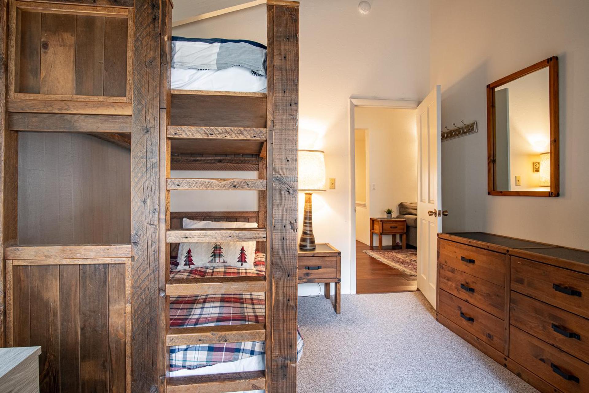 Next to Warm Springs Lifts-Hot tub, Pool & Tennis!