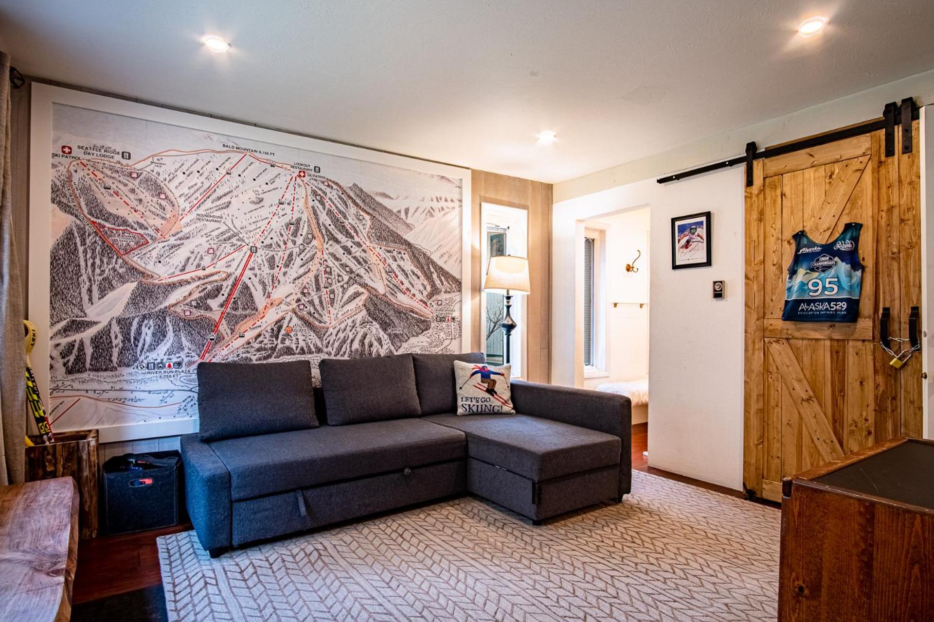 Next to Warm Springs Lifts-Hot tub, Pool & Tennis!