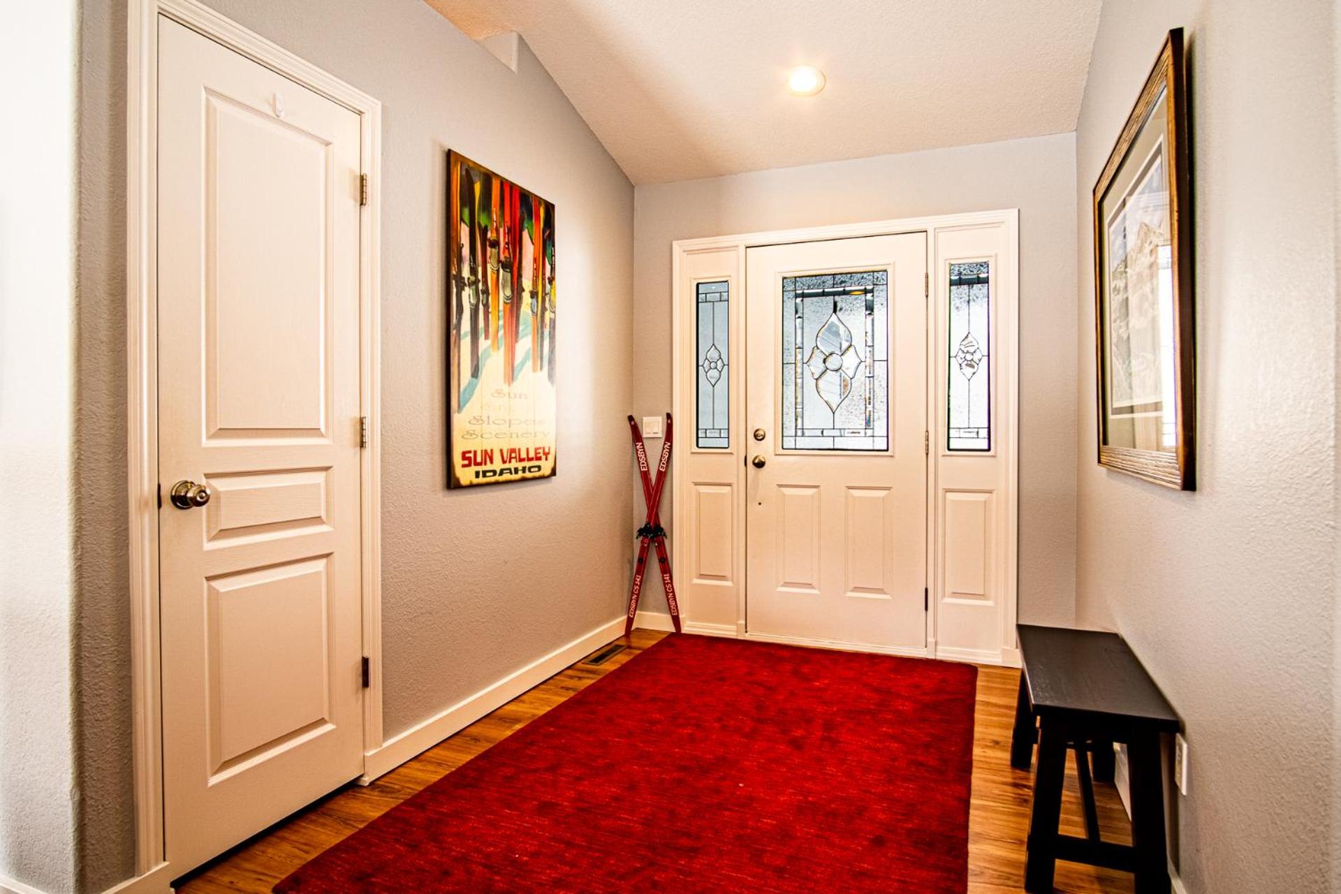 In the Heart of Hailey; PRIVATE PET-FRIENDLY 3 bedroom home with garage